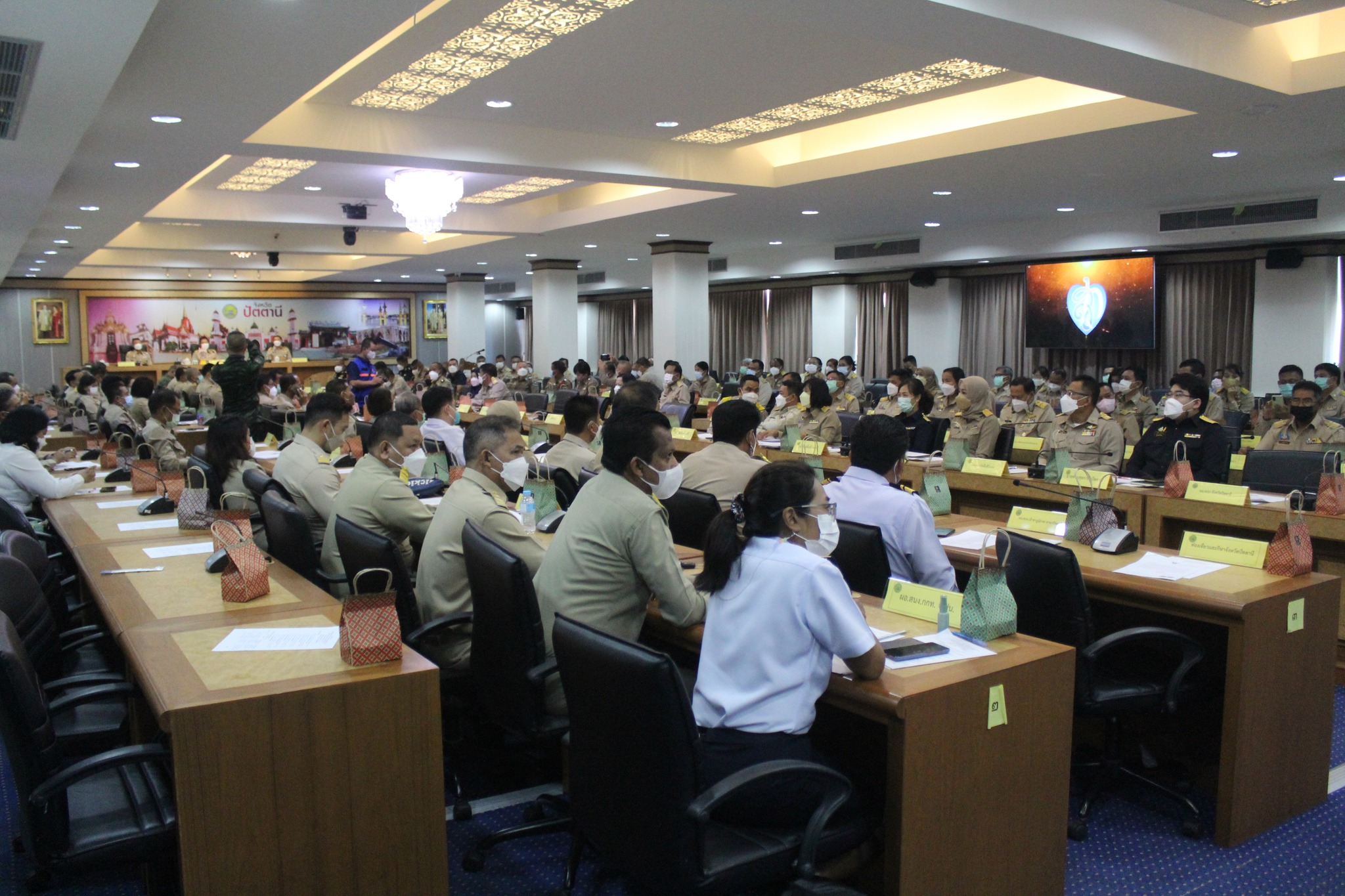 ผู้ว่าฯ ปัตตานี มอบเกียรติบัตรยกย่องเชิดชูเกียรติ สุดยอดสำนักงานพัฒนาชุมชนอำเภอแห่งการเรียนรู้และคนกองทุนพัฒนาบทบาทสตรีดีเด่น ระดับจังหวัด จังหวัดปัตตานี