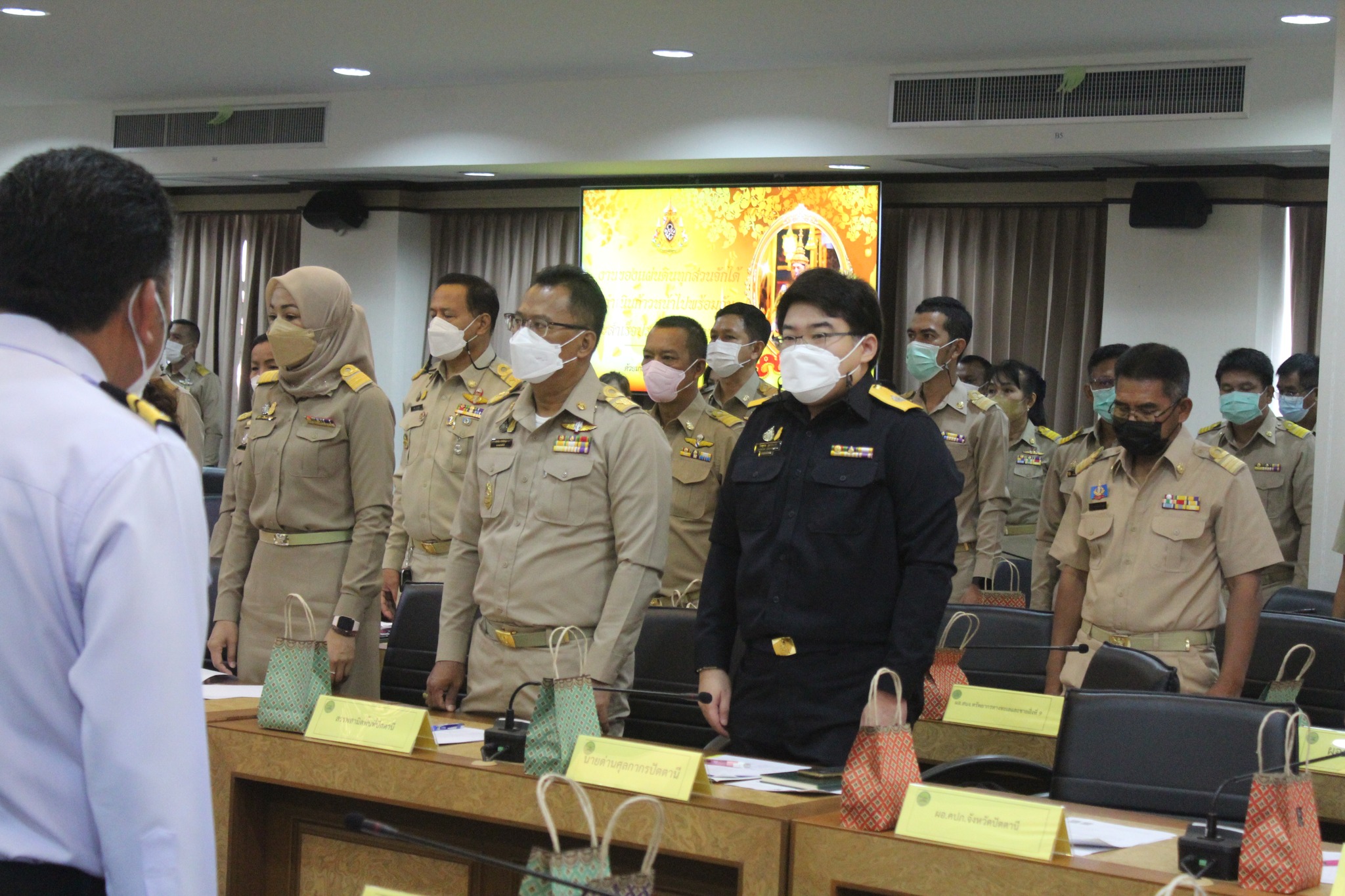 ผู้ว่าฯ ปัตตานี มอบเกียรติบัตรยกย่องเชิดชูเกียรติ สุดยอดสำนักงานพัฒนาชุมชนอำเภอแห่งการเรียนรู้และคนกองทุนพัฒนาบทบาทสตรีดีเด่น ระดับจังหวัด จังหวัดปัตตานี