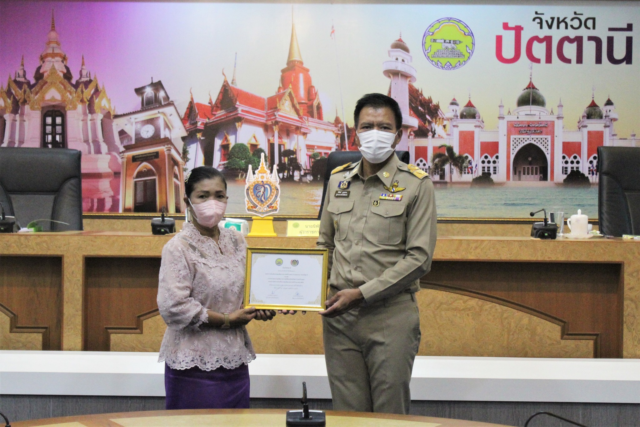 ผู้ว่าฯ ปัตตานี มอบเกียรติบัตรยกย่องเชิดชูเกียรติ สุดยอดสำนักงานพัฒนาชุมชนอำเภอแห่งการเรียนรู้และคนกองทุนพัฒนาบทบาทสตรีดีเด่น ระดับจังหวัด จังหวัดปัตตานี