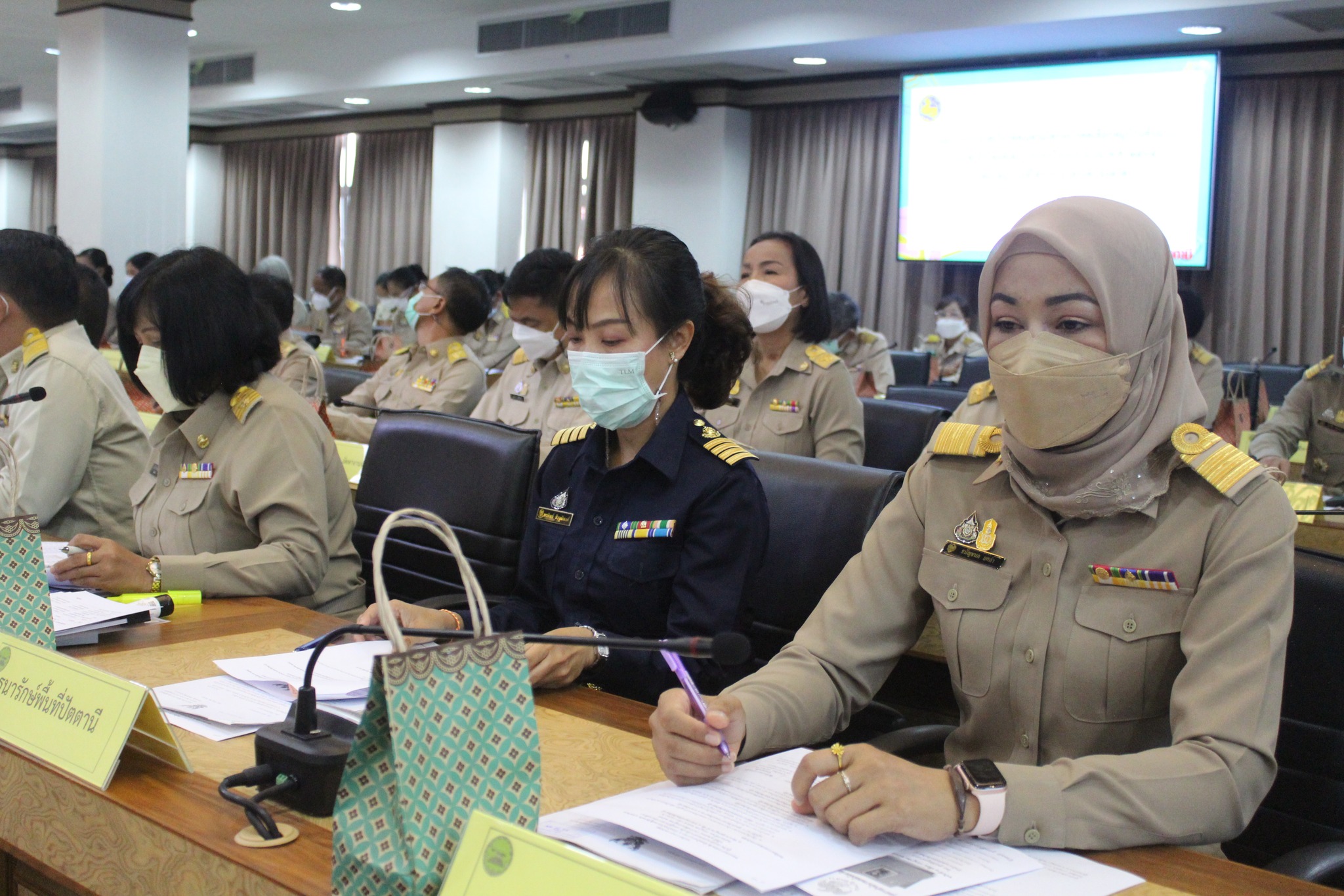 ผู้ว่าฯ ปัตตานี มอบเกียรติบัตรยกย่องเชิดชูเกียรติ สุดยอดสำนักงานพัฒนาชุมชนอำเภอแห่งการเรียนรู้และคนกองทุนพัฒนาบทบาทสตรีดีเด่น ระดับจังหวัด จังหวัดปัตตานี