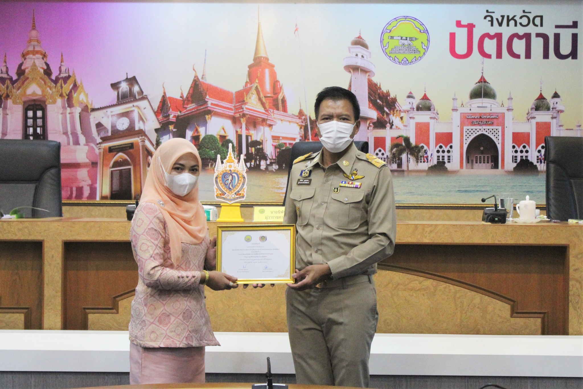 ผู้ว่าฯ ปัตตานี มอบเกียรติบัตรยกย่องเชิดชูเกียรติ สุดยอดสำนักงานพัฒนาชุมชนอำเภอแห่งการเรียนรู้และคนกองทุนพัฒนาบทบาทสตรีดีเด่น ระดับจังหวัด จังหวัดปัตตานี