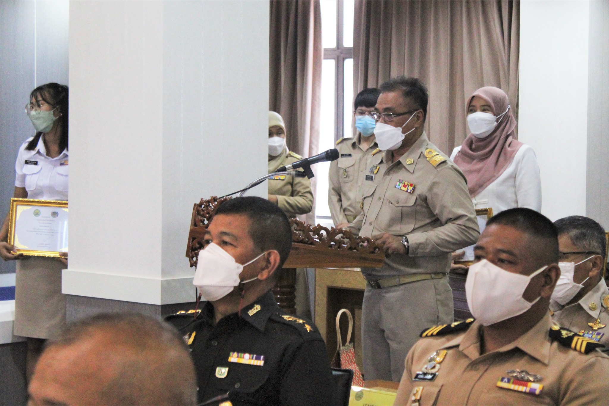 ผู้ว่าฯ ปัตตานี มอบเกียรติบัตรยกย่องเชิดชูเกียรติ สุดยอดสำนักงานพัฒนาชุมชนอำเภอแห่งการเรียนรู้และคนกองทุนพัฒนาบทบาทสตรีดีเด่น ระดับจังหวัด จังหวัดปัตตานี