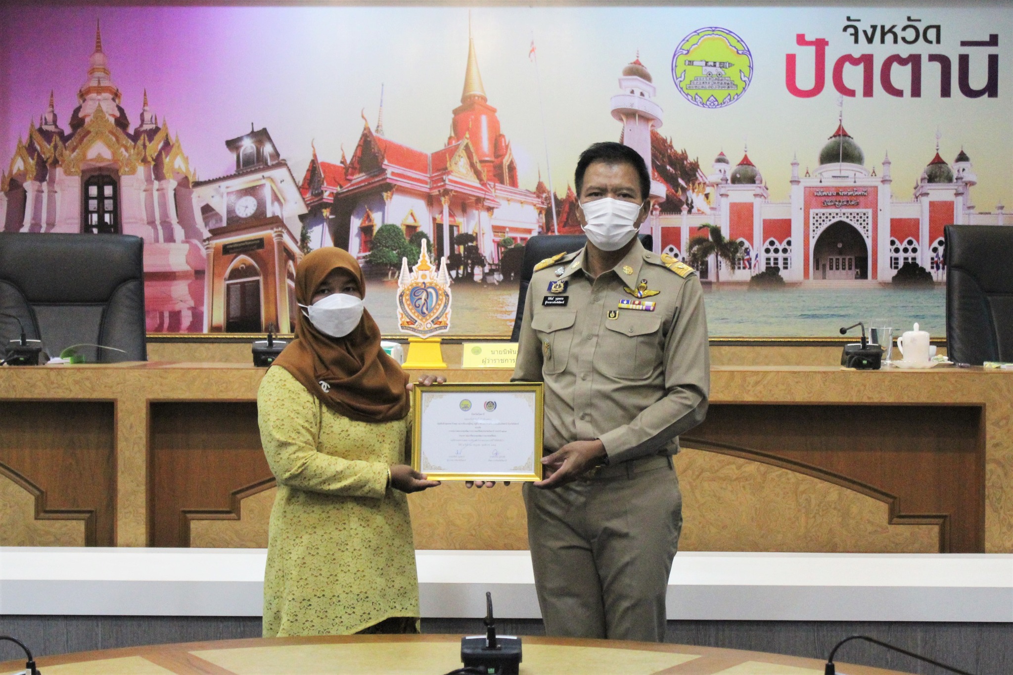 ผู้ว่าฯ ปัตตานี มอบเกียรติบัตรยกย่องเชิดชูเกียรติ สุดยอดสำนักงานพัฒนาชุมชนอำเภอแห่งการเรียนรู้และคนกองทุนพัฒนาบทบาทสตรีดีเด่น ระดับจังหวัด จังหวัดปัตตานี