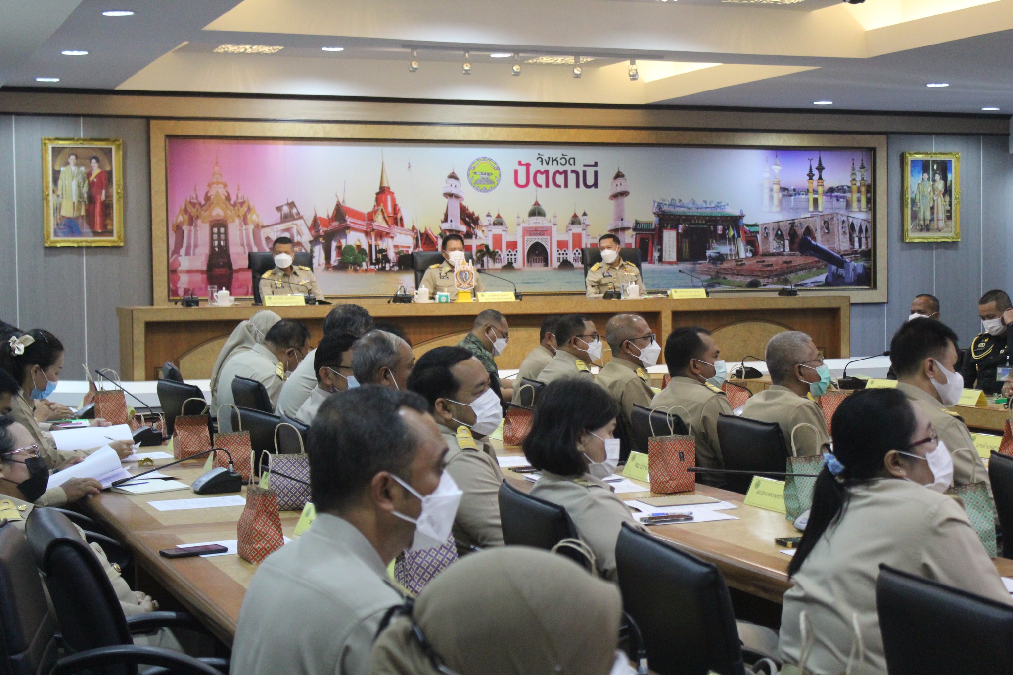 ผู้ว่าฯ ปัตตานี มอบเกียรติบัตรยกย่องเชิดชูเกียรติ สุดยอดสำนักงานพัฒนาชุมชนอำเภอแห่งการเรียนรู้และคนกองทุนพัฒนาบทบาทสตรีดีเด่น ระดับจังหวัด จังหวัดปัตตานี