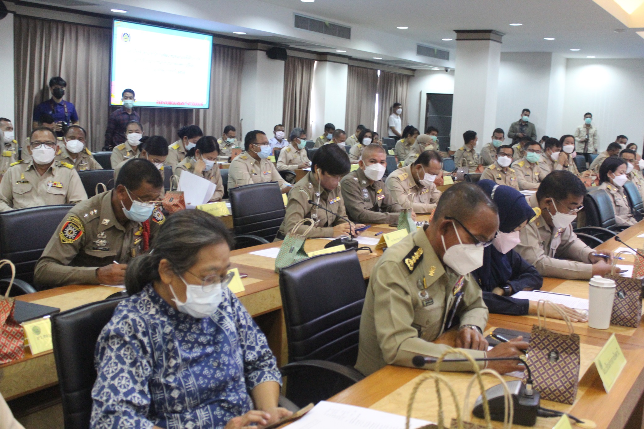 ผู้ว่าฯ ปัตตานี มอบเกียรติบัตรยกย่องเชิดชูเกียรติ สุดยอดสำนักงานพัฒนาชุมชนอำเภอแห่งการเรียนรู้และคนกองทุนพัฒนาบทบาทสตรีดีเด่น ระดับจังหวัด จังหวัดปัตตานี