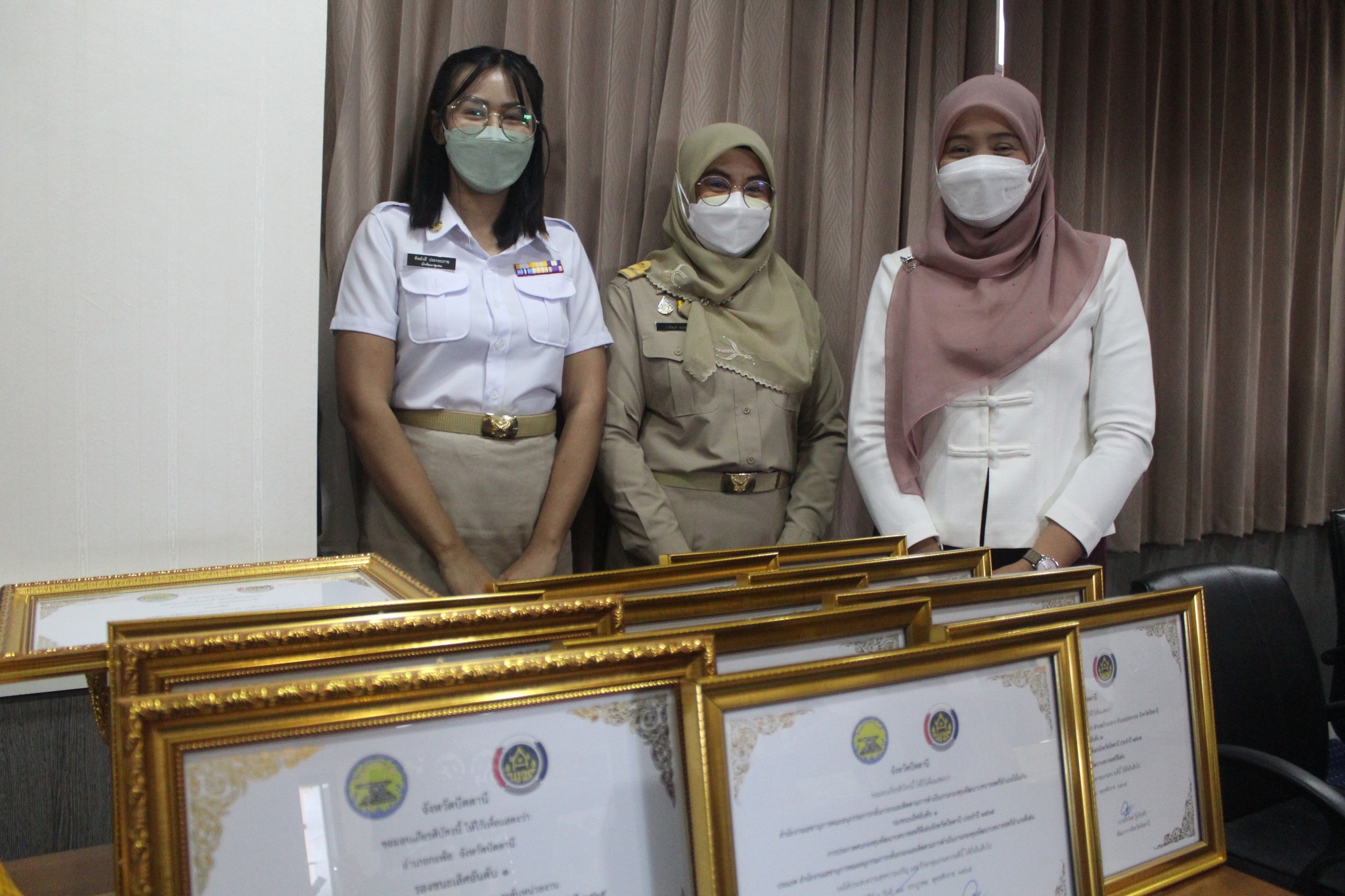 ผู้ว่าฯ ปัตตานี มอบเกียรติบัตรยกย่องเชิดชูเกียรติ สุดยอดสำนักงานพัฒนาชุมชนอำเภอแห่งการเรียนรู้และคนกองทุนพัฒนาบทบาทสตรีดีเด่น ระดับจังหวัด จังหวัดปัตตานี