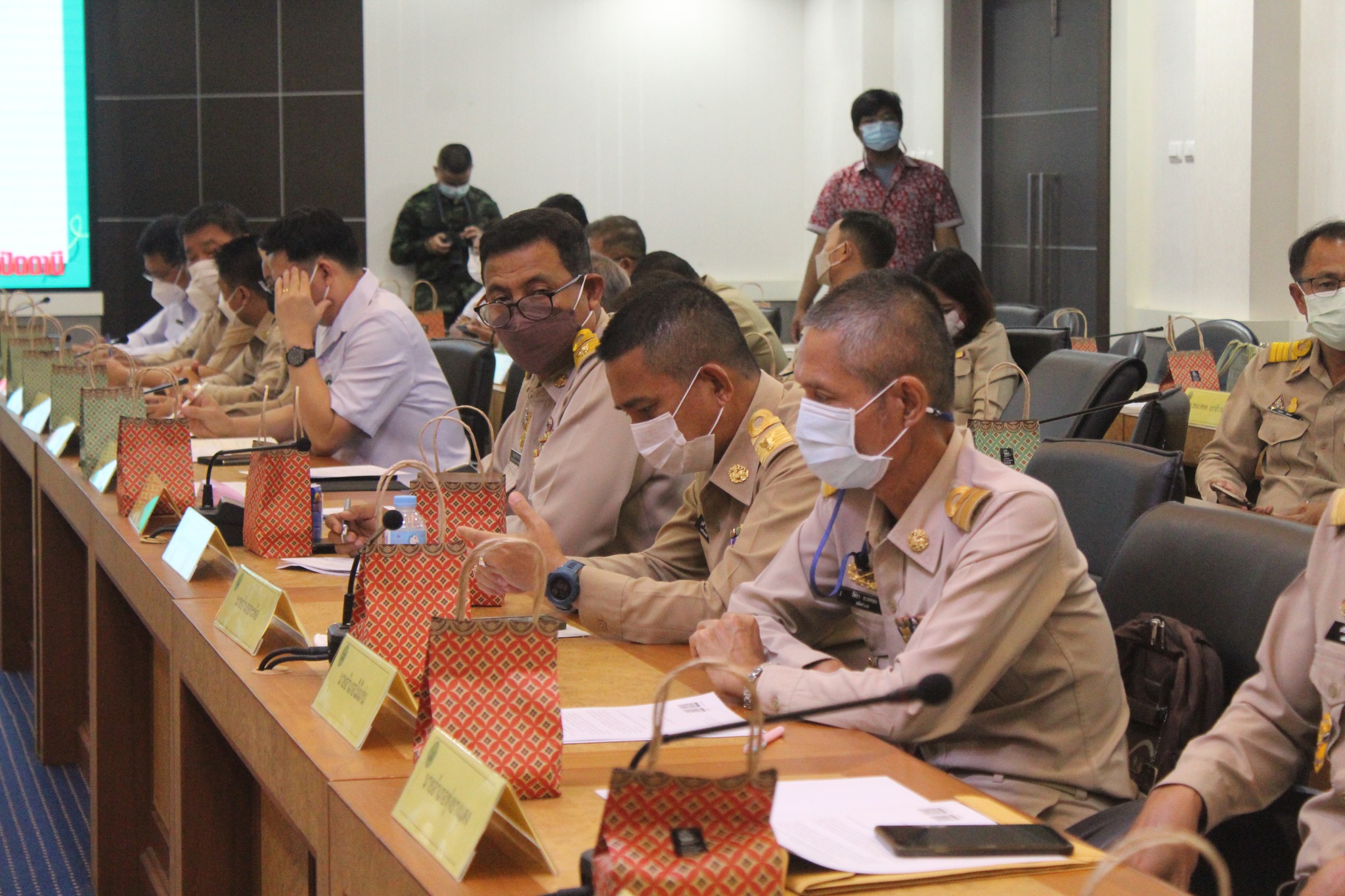 ผู้ว่าฯ ปัตตานี มอบเกียรติบัตรยกย่องเชิดชูเกียรติ สุดยอดสำนักงานพัฒนาชุมชนอำเภอแห่งการเรียนรู้และคนกองทุนพัฒนาบทบาทสตรีดีเด่น ระดับจังหวัด จังหวัดปัตตานี