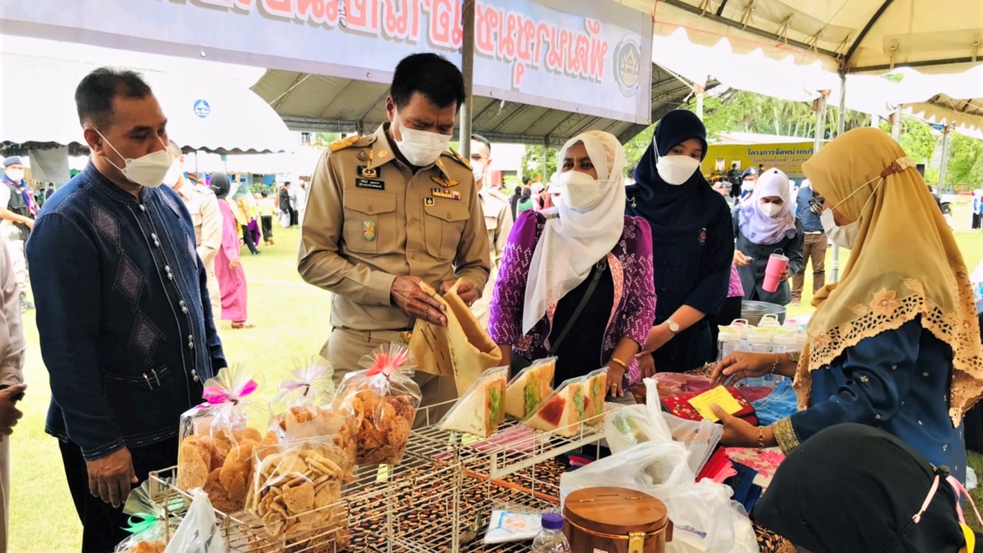 พช.ปัตตานี มอบทุนการศึกษาจาก “กองทุนพัฒนาเด็กชนบท ในพระราชูปถัมภ์สมเด็จพระเทพรัตนราชสุดาฯ สยามบรมราชกุมารี” ในกิจกรรมจังหวัดเคลื่อนที่ บริการประชาชน บ้านปูยุด อ.เมืองปัตตานี จ.ปัตตานี