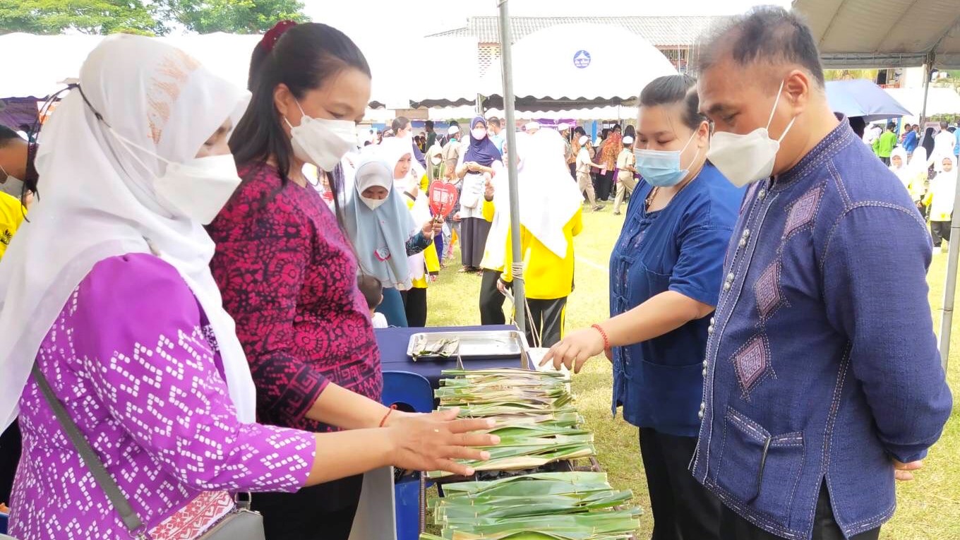 พช.ปัตตานี มอบทุนการศึกษาจาก “กองทุนพัฒนาเด็กชนบท ในพระราชูปถัมภ์สมเด็จพระเทพรัตนราชสุดาฯ สยามบรมราชกุมารี” ในกิจกรรมจังหวัดเคลื่อนที่ บริการประชาชน บ้านปูยุด อ.เมืองปัตตานี จ.ปัตตานี
