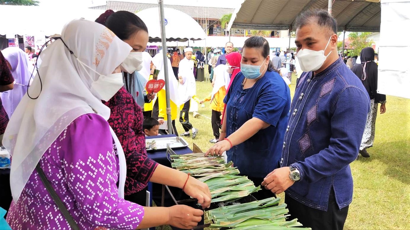 พช.ปัตตานี มอบทุนการศึกษาจาก “กองทุนพัฒนาเด็กชนบท ในพระราชูปถัมภ์สมเด็จพระเทพรัตนราชสุดาฯ สยามบรมราชกุมารี” ในกิจกรรมจังหวัดเคลื่อนที่ บริการประชาชน บ้านปูยุด อ.เมืองปัตตานี จ.ปัตตานี