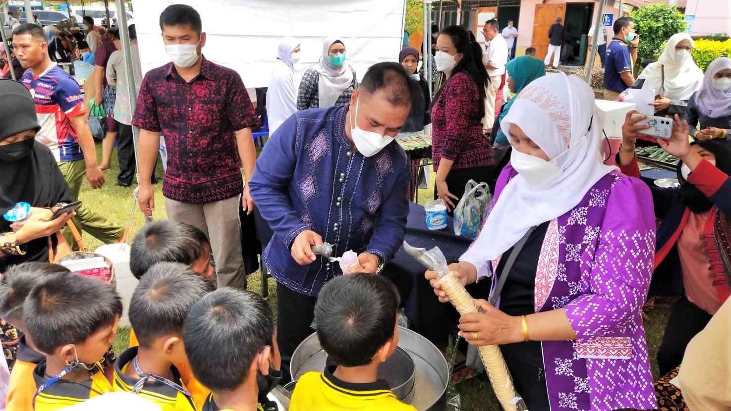 พช.ปัตตานี มอบทุนการศึกษาจาก “กองทุนพัฒนาเด็กชนบท ในพระราชูปถัมภ์สมเด็จพระเทพรัตนราชสุดาฯ สยามบรมราชกุมารี” ในกิจกรรมจังหวัดเคลื่อนที่ บริการประชาชน บ้านปูยุด อ.เมืองปัตตานี จ.ปัตตานี