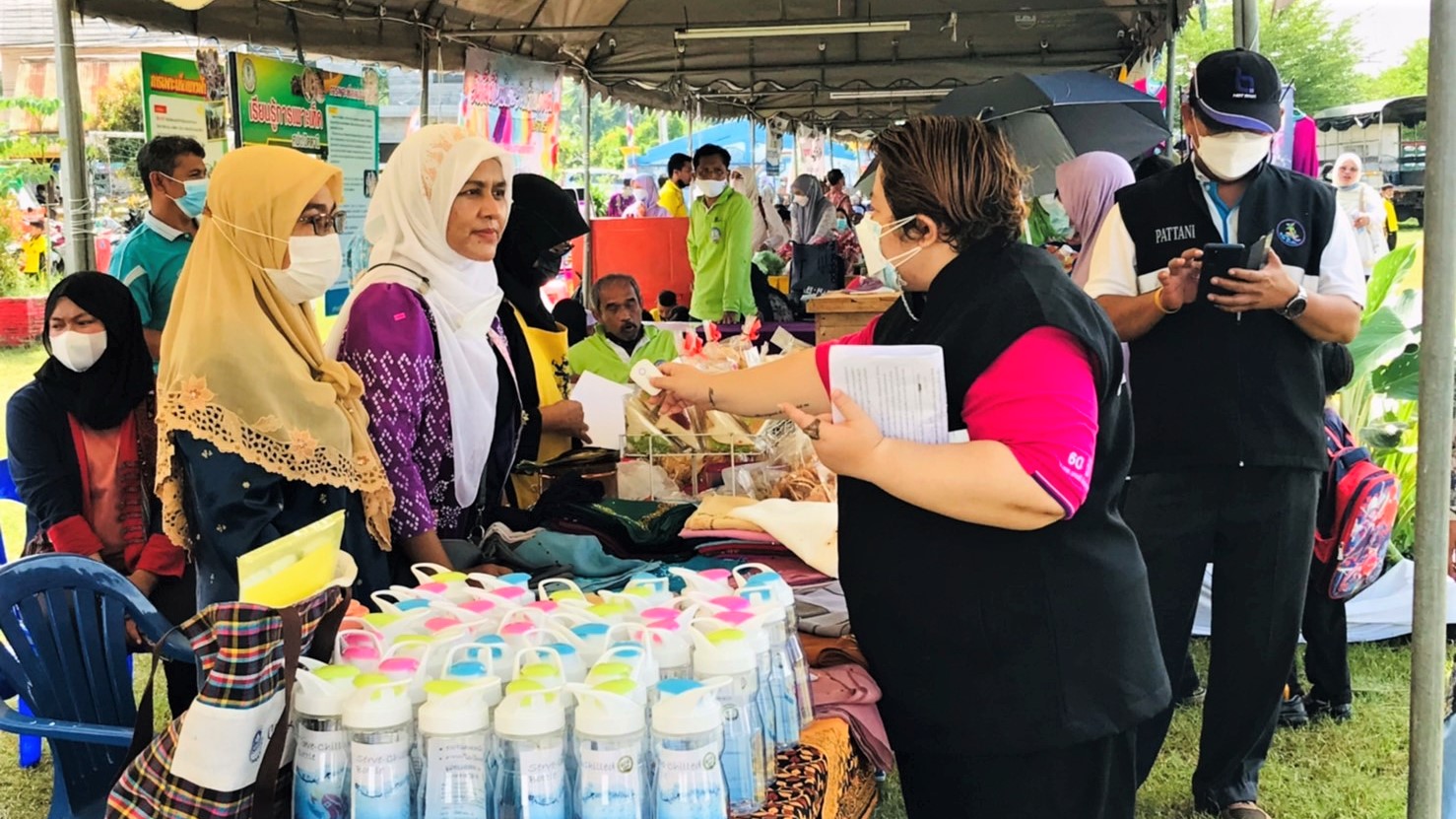 พช.ปัตตานี มอบทุนการศึกษาจาก “กองทุนพัฒนาเด็กชนบท ในพระราชูปถัมภ์สมเด็จพระเทพรัตนราชสุดาฯ สยามบรมราชกุมารี” ในกิจกรรมจังหวัดเคลื่อนที่ บริการประชาชน บ้านปูยุด อ.เมืองปัตตานี จ.ปัตตานี