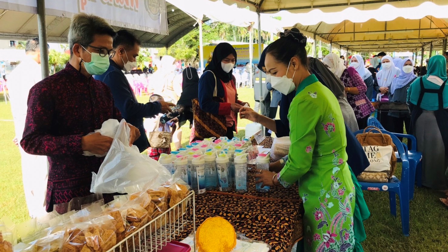 พช.ปัตตานี มอบทุนการศึกษาจาก “กองทุนพัฒนาเด็กชนบท ในพระราชูปถัมภ์สมเด็จพระเทพรัตนราชสุดาฯ สยามบรมราชกุมารี” ในกิจกรรมจังหวัดเคลื่อนที่ บริการประชาชน บ้านปูยุด อ.เมืองปัตตานี จ.ปัตตานี