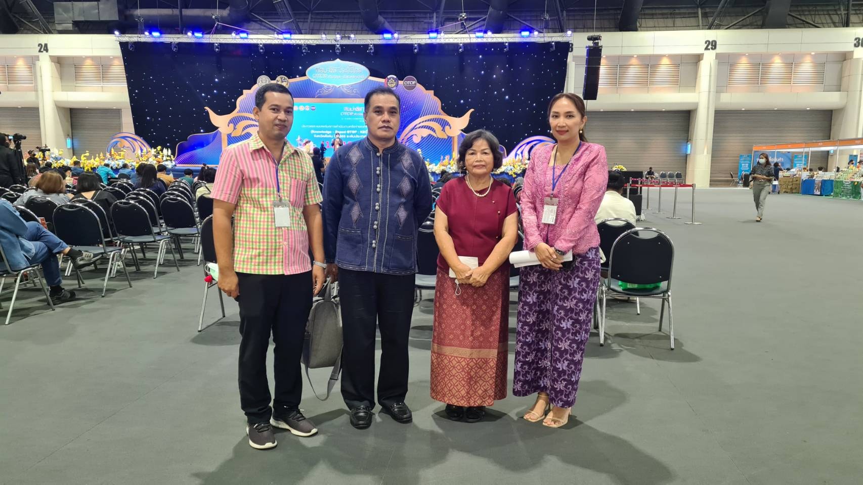 พช.ปัตตานี นำสินค้าชุมชนและผลิตภัณฑ์ OTOP ร่วมงาน “ศิลปาชีพประทีปไทย OTOP ก้าวไกลด้วยพระบารมี” ปี 2565