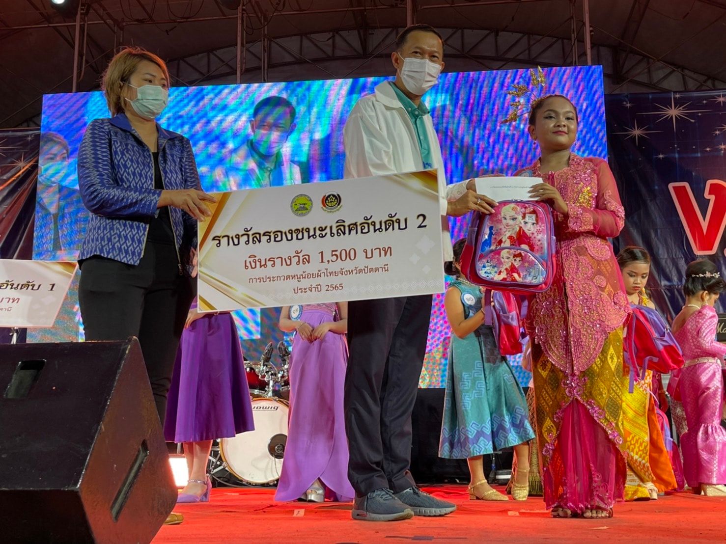 รองผู้ว่าฯ ปัตตานี มอบเงินรางวัลหนูน้อยที่ชนะการประกวด “หนูน้อยผ้าไทยจังหวัดปัตตานี” ในงานแสดงสินค้า วัฒนธรรม และงานประจำปี จังหวัดปัตตานีวิถีใหม่ ประจำปี 2565