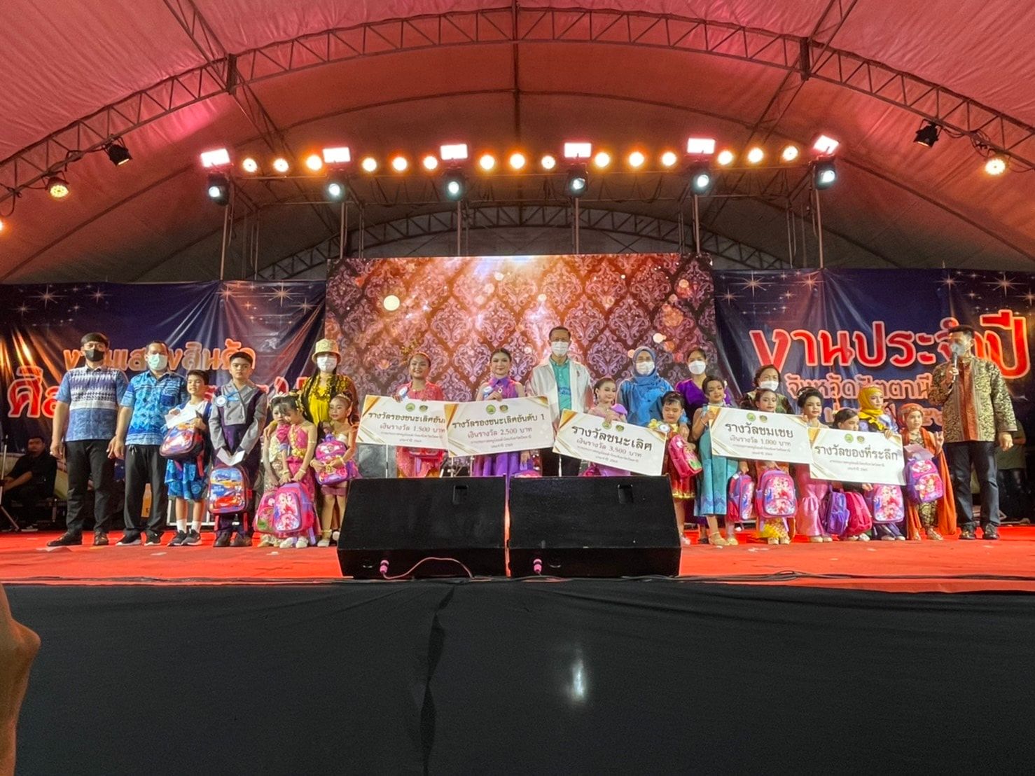 รองผู้ว่าฯ ปัตตานี มอบเงินรางวัลหนูน้อยที่ชนะการประกวด “หนูน้อยผ้าไทยจังหวัดปัตตานี” ในงานแสดงสินค้า วัฒนธรรม และงานประจำปี จังหวัดปัตตานีวิถีใหม่ ประจำปี 2565