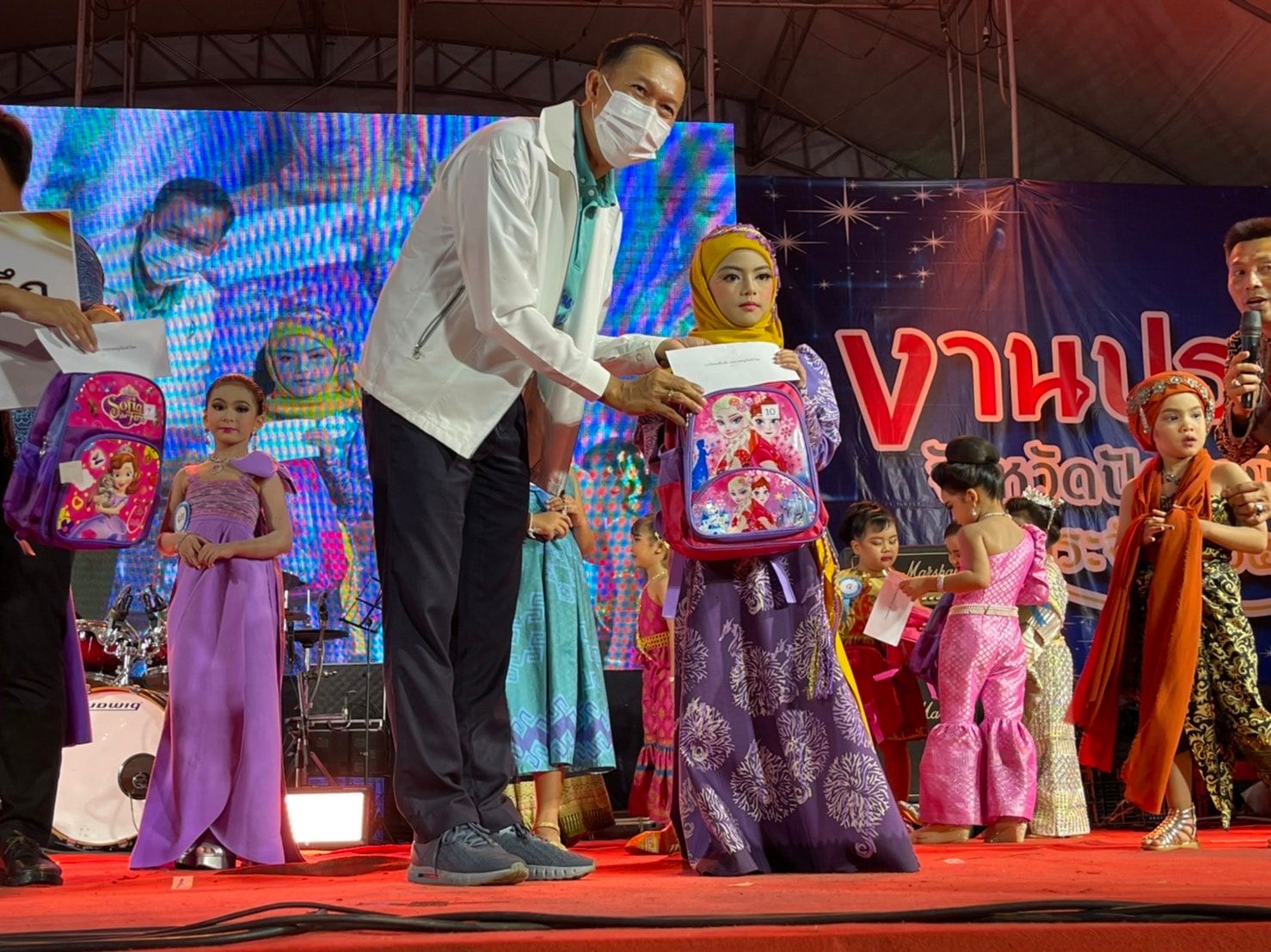 รองผู้ว่าฯ ปัตตานี มอบเงินรางวัลหนูน้อยที่ชนะการประกวด “หนูน้อยผ้าไทยจังหวัดปัตตานี” ในงานแสดงสินค้า วัฒนธรรม และงานประจำปี จังหวัดปัตตานีวิถีใหม่ ประจำปี 2565