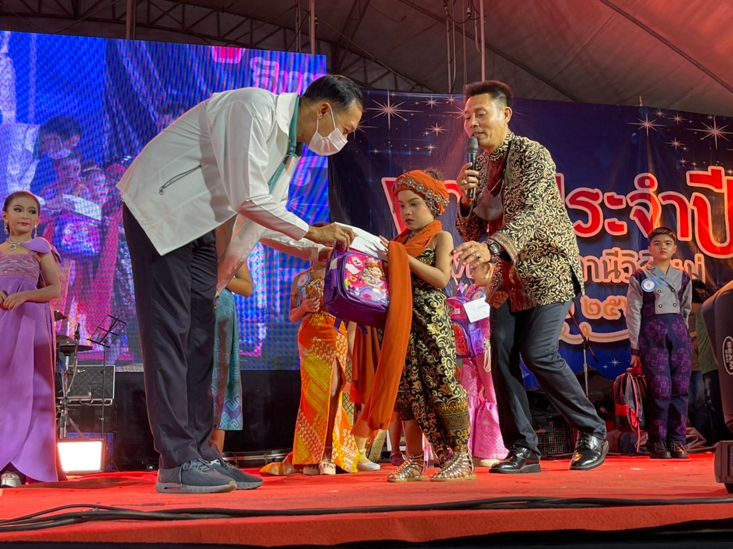 รองผู้ว่าฯ ปัตตานี มอบเงินรางวัลหนูน้อยที่ชนะการประกวด “หนูน้อยผ้าไทยจังหวัดปัตตานี” ในงานแสดงสินค้า วัฒนธรรม และงานประจำปี จังหวัดปัตตานีวิถีใหม่ ประจำปี 2565