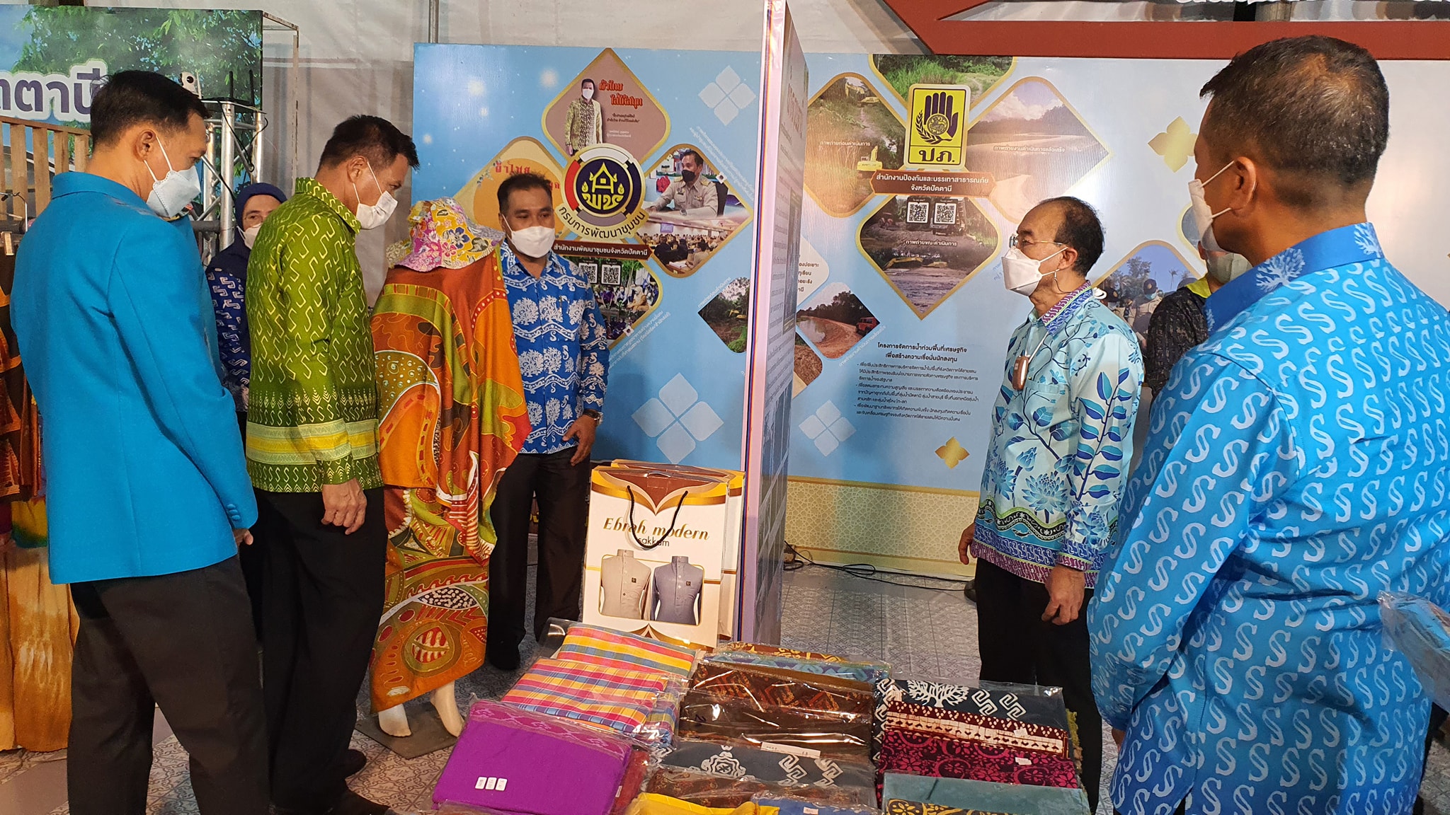 พช.ปัตตานี โชว์ผลงานผ้าไทย งานหัตถกรรมเด่น ผลิตภัณฑ์ชุมชน ใน “งานแสดงสินค้า ศิลปวัฒนธรรมและงานประจำปี ปัตตานีวิถีใหม่” ประจำปี 2565