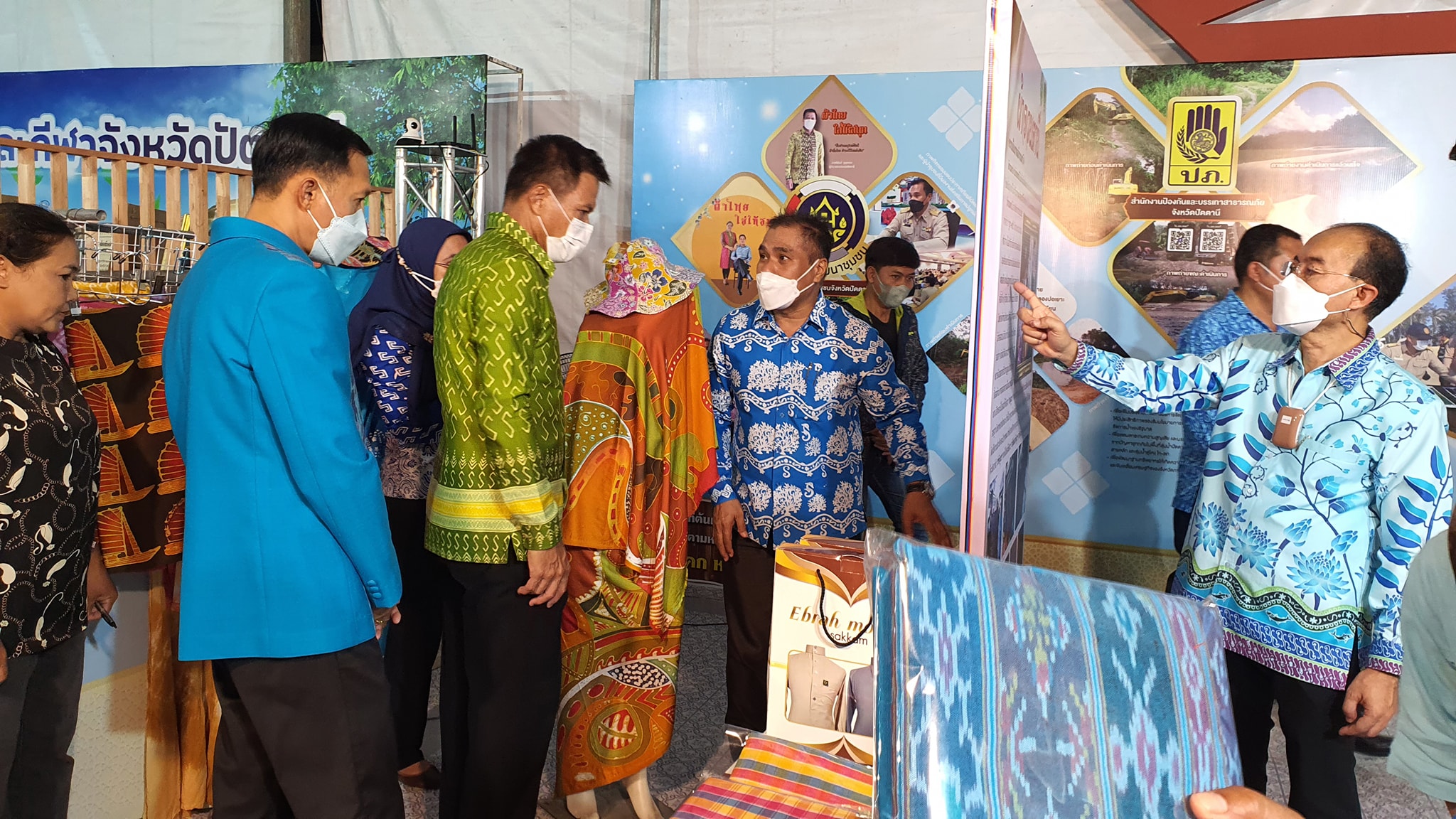 พช.ปัตตานี โชว์ผลงานผ้าไทย งานหัตถกรรมเด่น ผลิตภัณฑ์ชุมชน ใน “งานแสดงสินค้า ศิลปวัฒนธรรมและงานประจำปี ปัตตานีวิถีใหม่” ประจำปี 2565