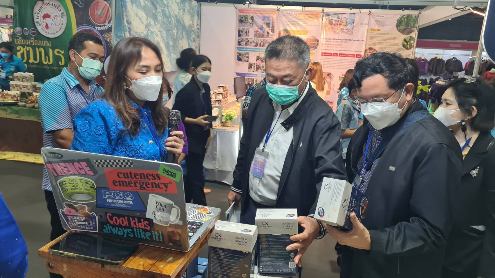 พช.ปัตตานี นำสินค้าชุมชนและผลิตภัณฑ์ OTOP ร่วมงาน “ศิลปาชีพประทีปไทย OTOP ก้าวไกลด้วยพระบารมี” ปี 2565