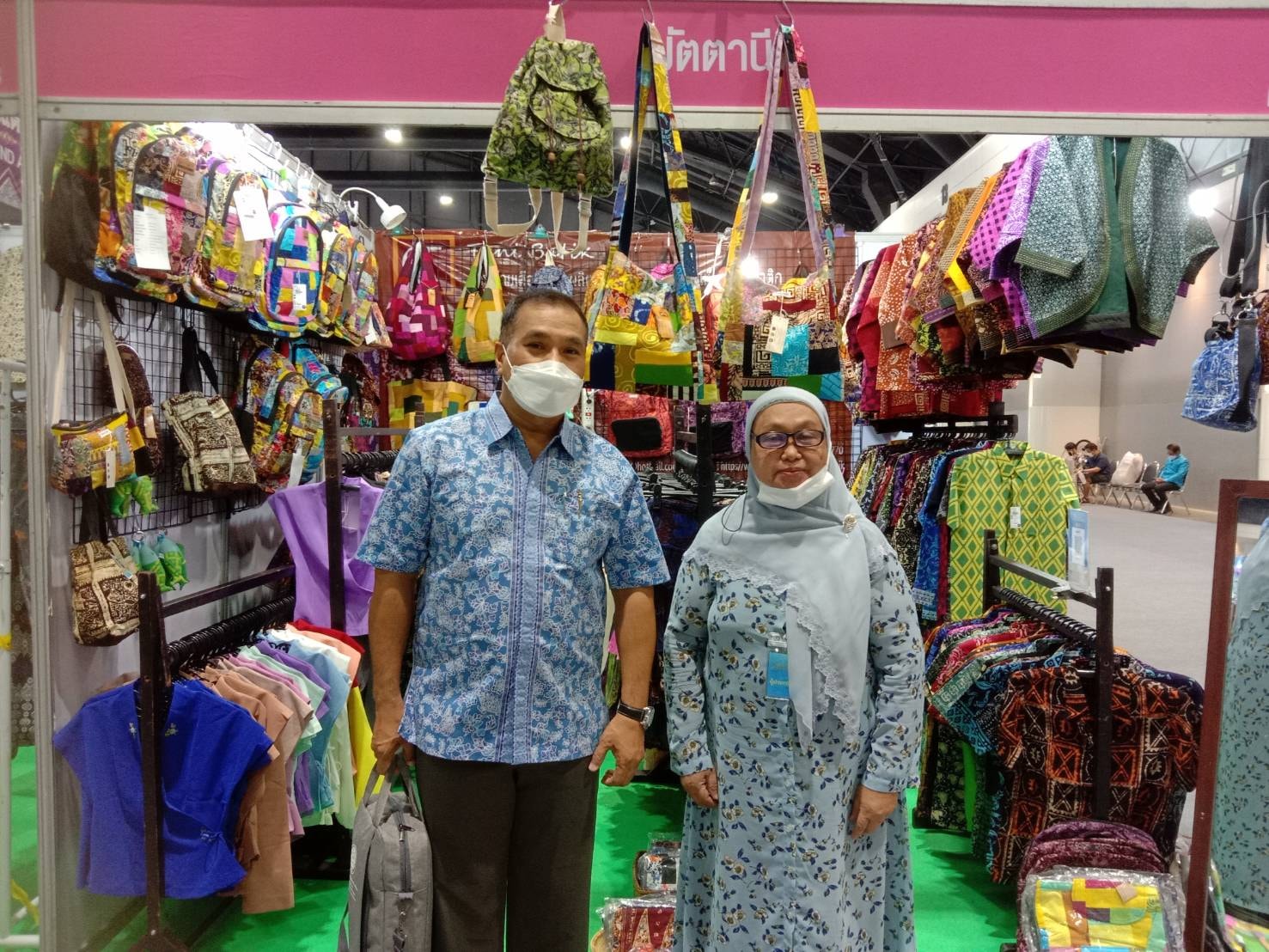 ยิ่งใหญ่ อลังการ! พช.ปัตตานี ร่วมพิธีเปิดงาน “ศิลปาชีพประทีปไทย OTOP ก้าวไกลด้วยพระบารมี” ปี 2565