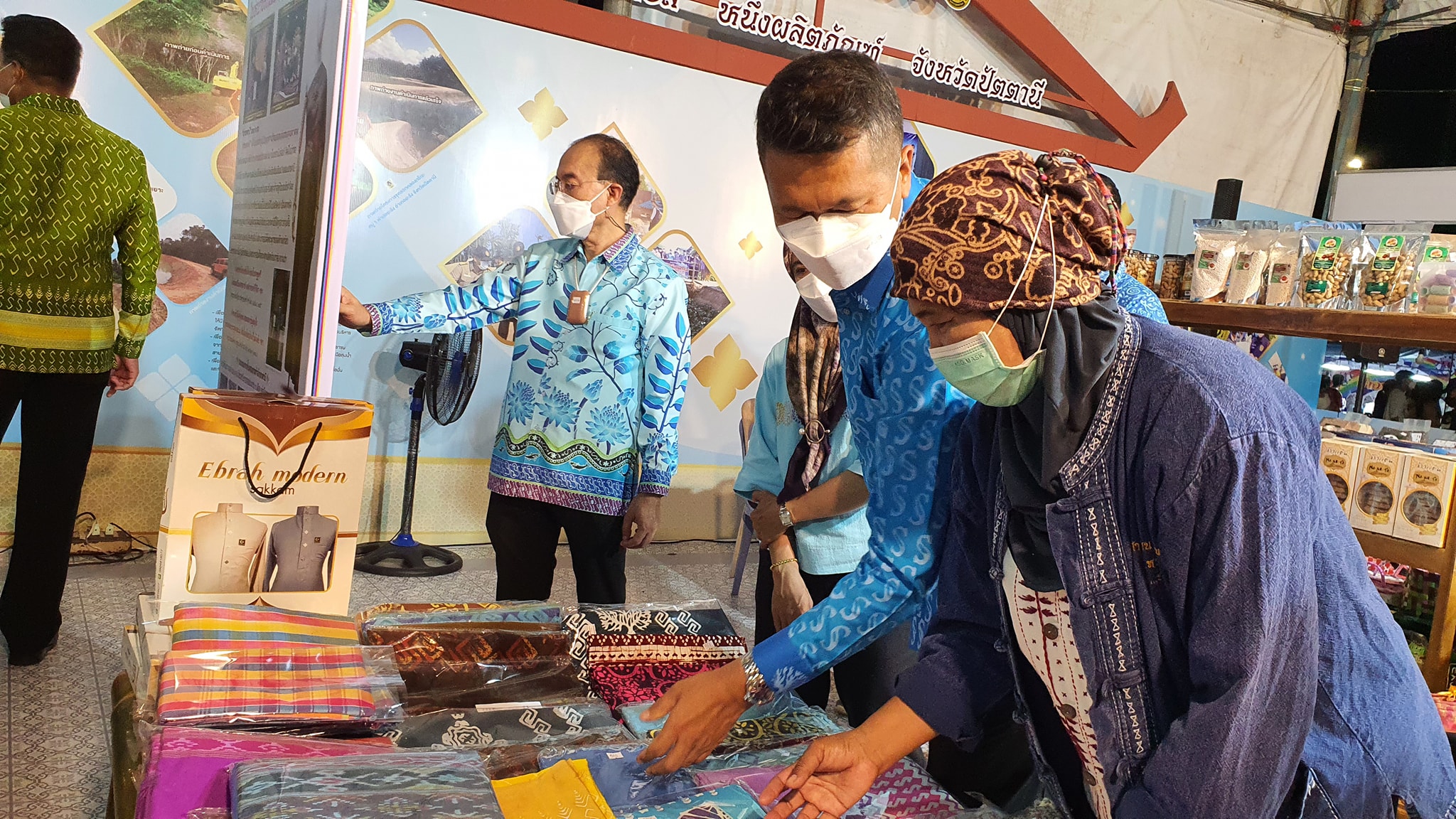 พช.ปัตตานี โชว์ผลงานผ้าไทย งานหัตถกรรมเด่น ผลิตภัณฑ์ชุมชน ใน “งานแสดงสินค้า ศิลปวัฒนธรรมและงานประจำปี ปัตตานีวิถีใหม่” ประจำปี 2565