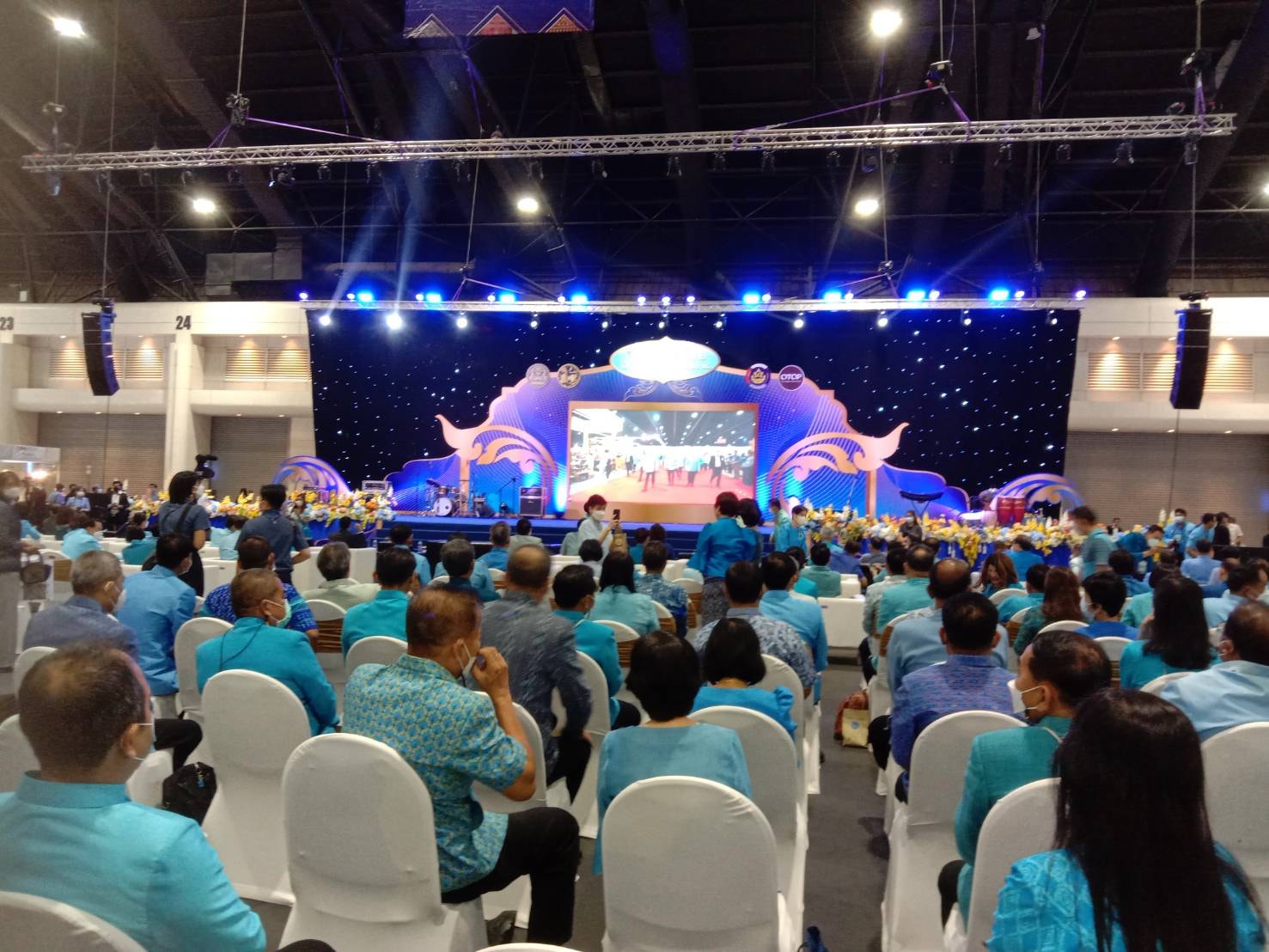 ยิ่งใหญ่ อลังการ! พช.ปัตตานี ร่วมพิธีเปิดงาน “ศิลปาชีพประทีปไทย OTOP ก้าวไกลด้วยพระบารมี” ปี 2565