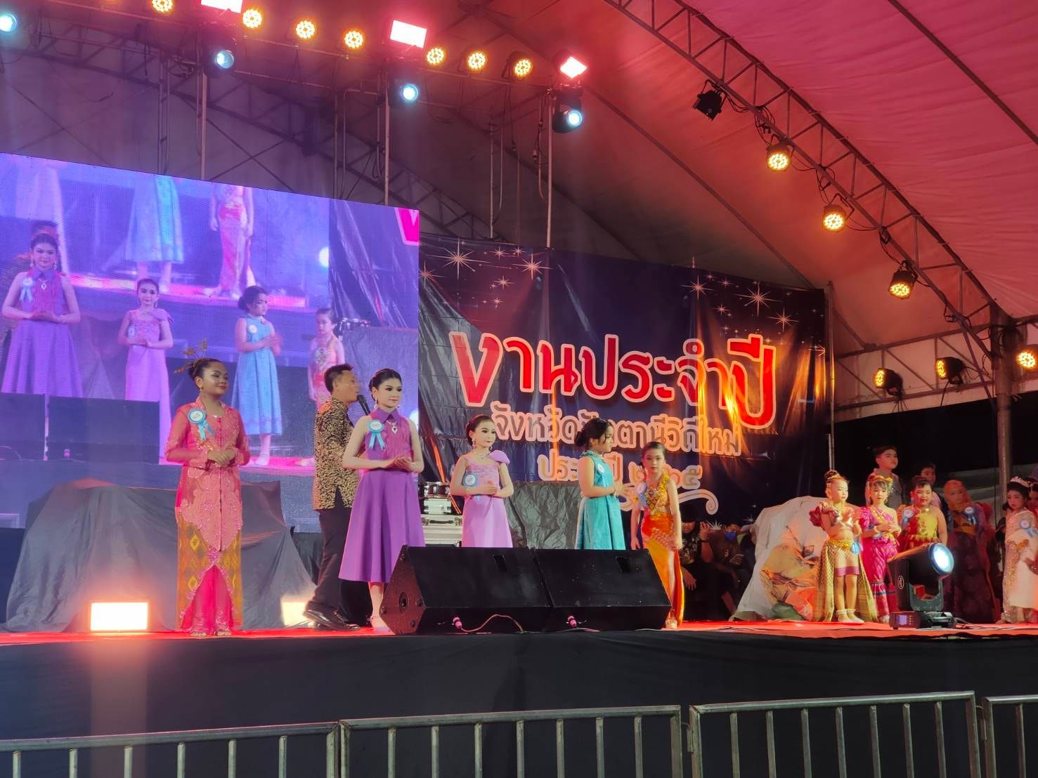 รองผู้ว่าฯ ปัตตานี มอบเงินรางวัลหนูน้อยที่ชนะการประกวด “หนูน้อยผ้าไทยจังหวัดปัตตานี” ในงานแสดงสินค้า วัฒนธรรม และงานประจำปี จังหวัดปัตตานีวิถีใหม่ ประจำปี 2565