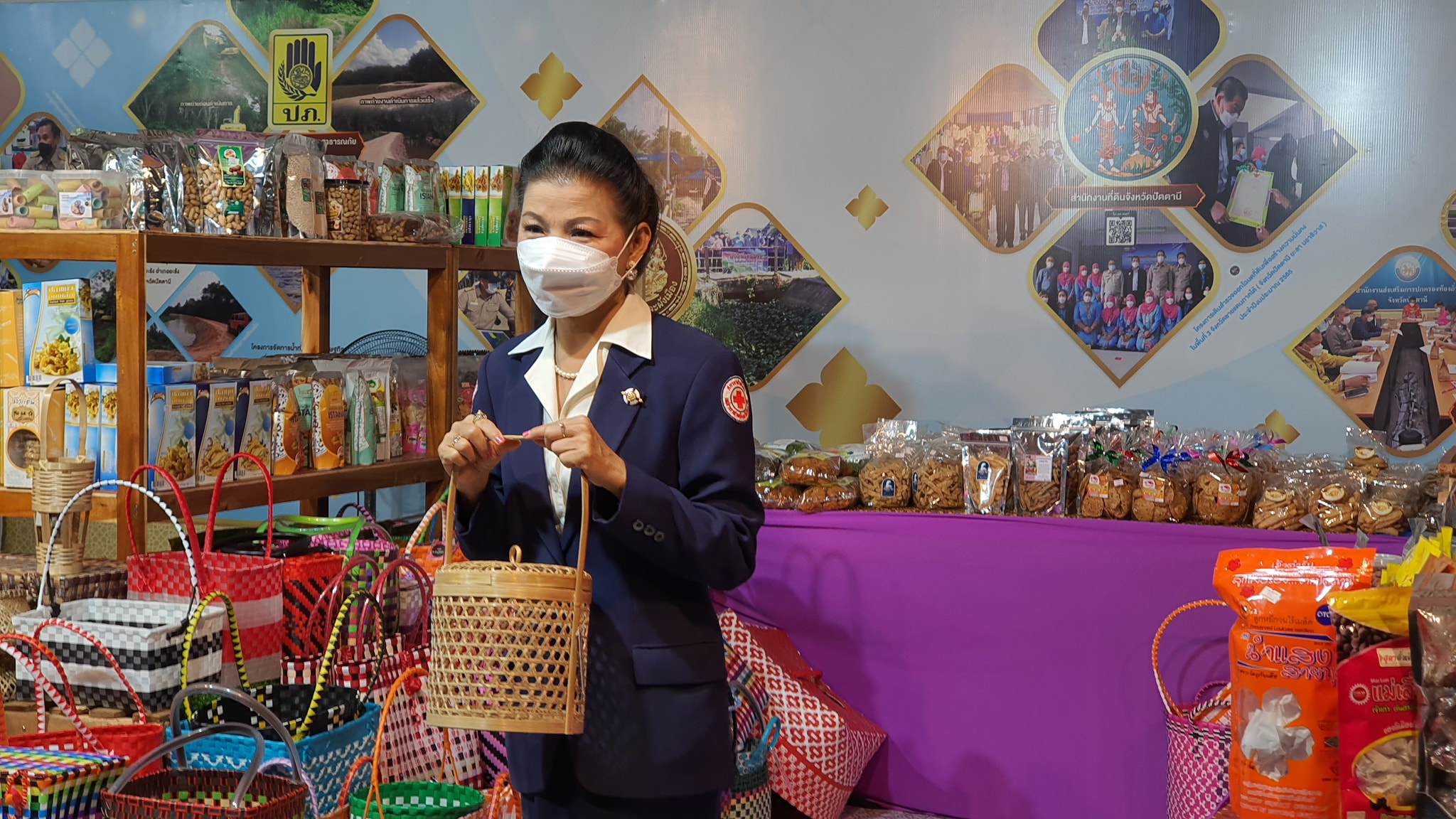 พช.ปัตตานี โชว์ผลงานผ้าไทย งานหัตถกรรมเด่น ผลิตภัณฑ์ชุมชน ใน “งานแสดงสินค้า ศิลปวัฒนธรรมและงานประจำปี ปัตตานีวิถีใหม่” ประจำปี 2565