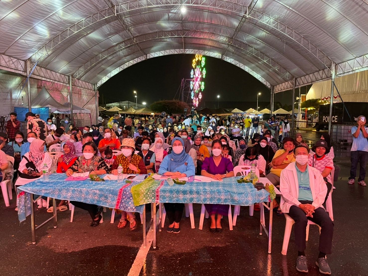 รองผู้ว่าฯ ปัตตานี มอบเงินรางวัลหนูน้อยที่ชนะการประกวด “หนูน้อยผ้าไทยจังหวัดปัตตานี” ในงานแสดงสินค้า วัฒนธรรม และงานประจำปี จังหวัดปัตตานีวิถีใหม่ ประจำปี 2565