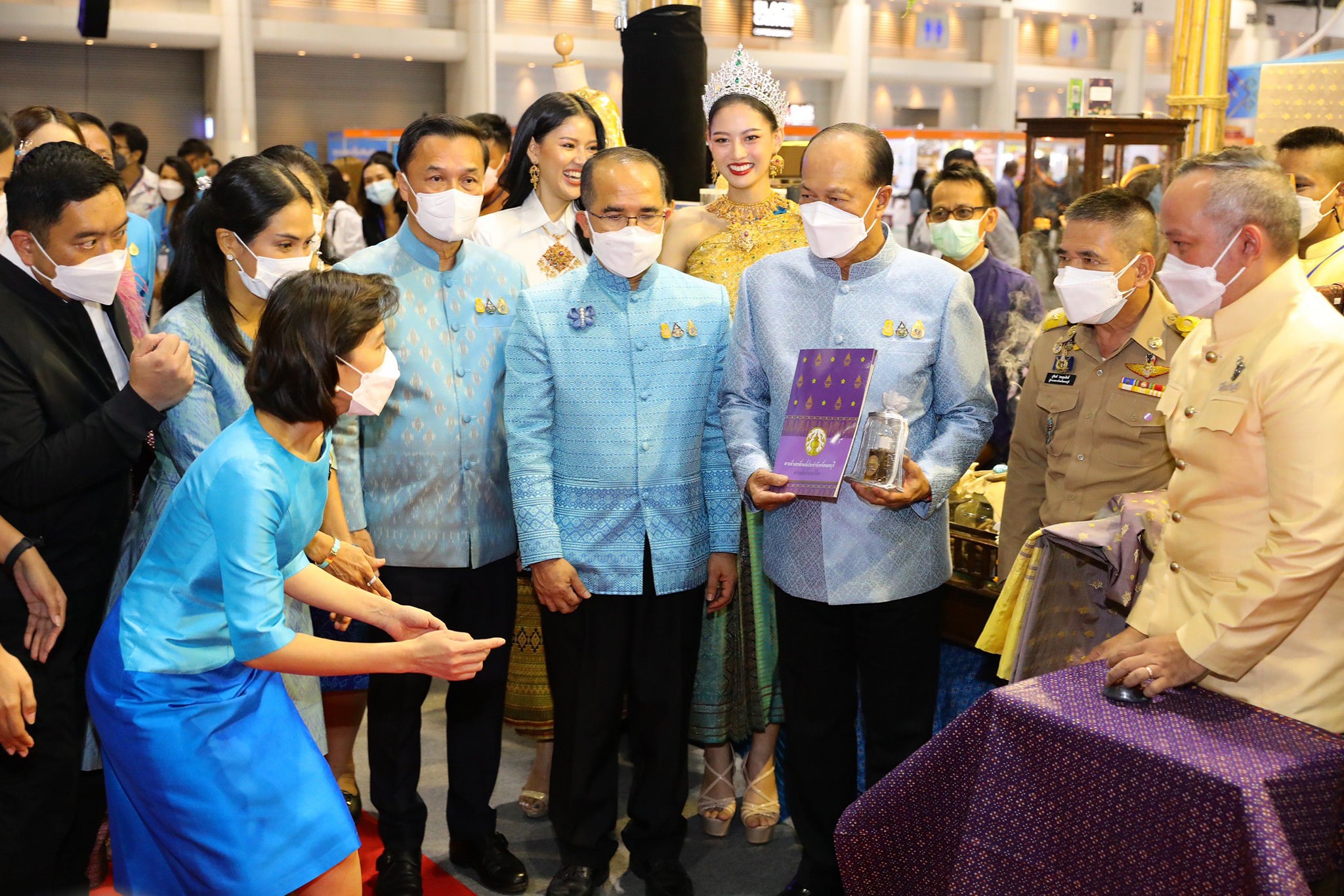 ยิ่งใหญ่ อลังการ! พช.ปัตตานี ร่วมพิธีเปิดงาน “ศิลปาชีพประทีปไทย OTOP ก้าวไกลด้วยพระบารมี” ปี 2565