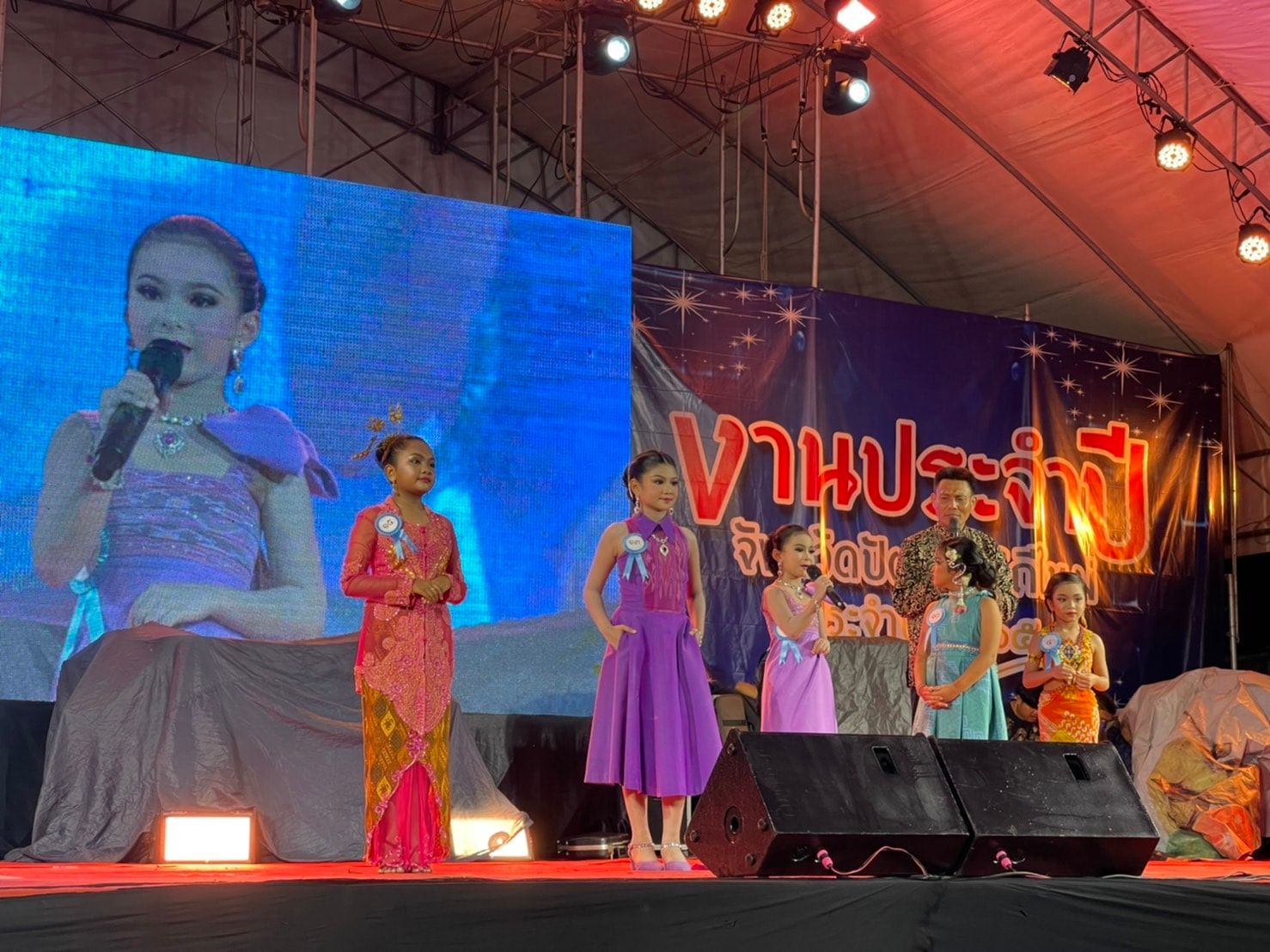 รองผู้ว่าฯ ปัตตานี มอบเงินรางวัลหนูน้อยที่ชนะการประกวด “หนูน้อยผ้าไทยจังหวัดปัตตานี” ในงานแสดงสินค้า วัฒนธรรม และงานประจำปี จังหวัดปัตตานีวิถีใหม่ ประจำปี 2565