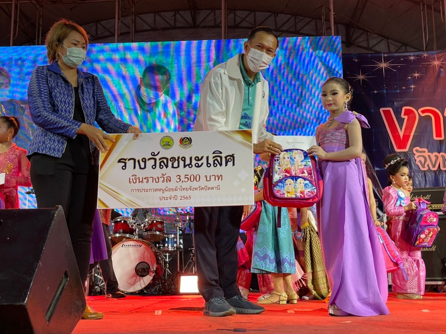 รองผู้ว่าฯ ปัตตานี มอบเงินรางวัลหนูน้อยที่ชนะการประกวด “หนูน้อยผ้าไทยจังหวัดปัตตานี” ในงานแสดงสินค้า วัฒนธรรม และงานประจำปี จังหวัดปัตตานีวิถีใหม่ ประจำปี 2565