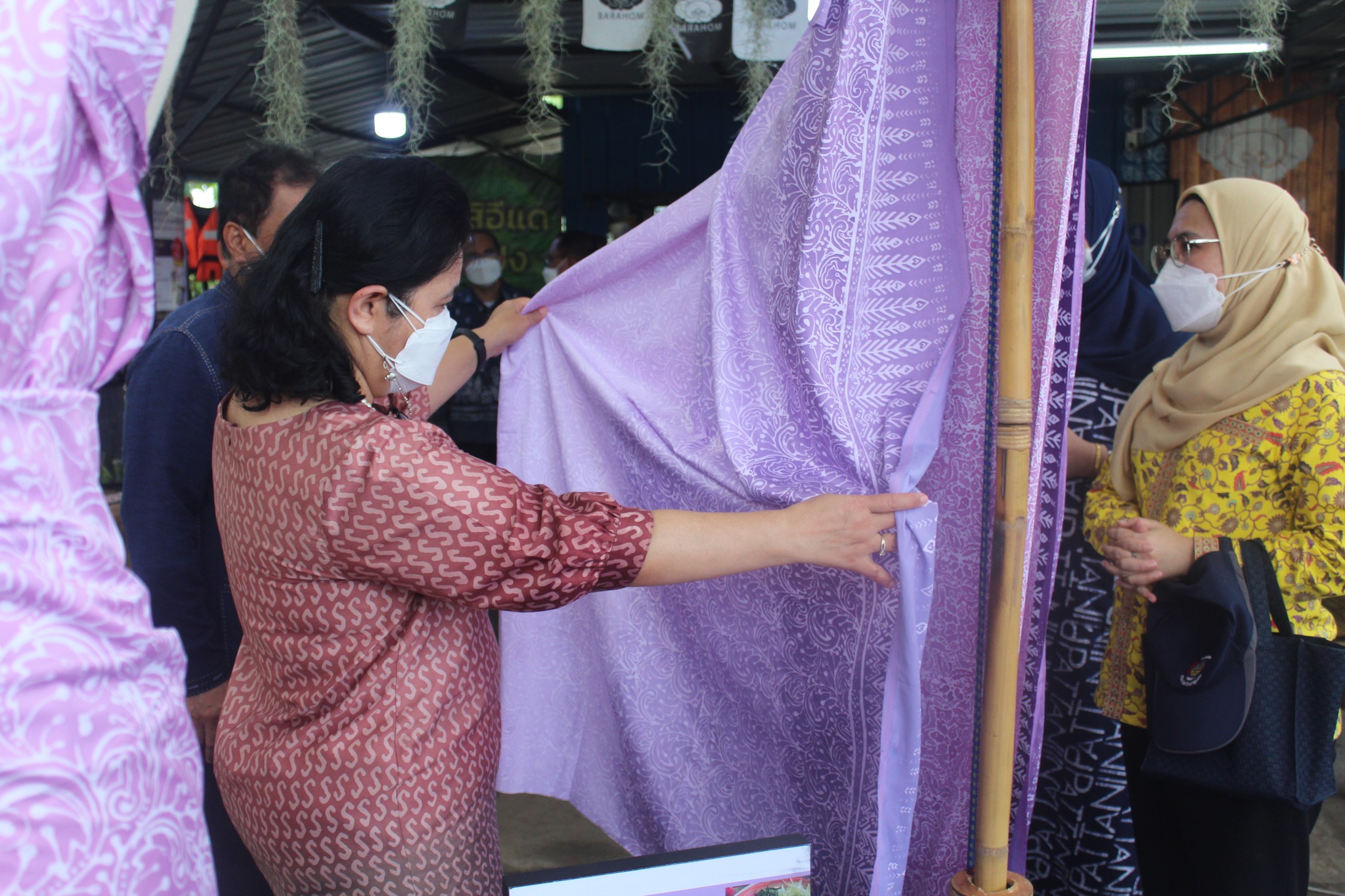 อธิบดีกรมการพัฒนาชุมชนฯ ชื่นชมการขับเคลื่อนภารกิจพัฒนาชุมชนจังหวัดปัตตานี ผสานอัตลักษณ์ 3 วัฒนธรรม สืบสานต่อยอดภูมิปัญญาท้องถิ่น ชูจุดเด่นสร้างมูลค่าจากต้นทุนในชุมชน