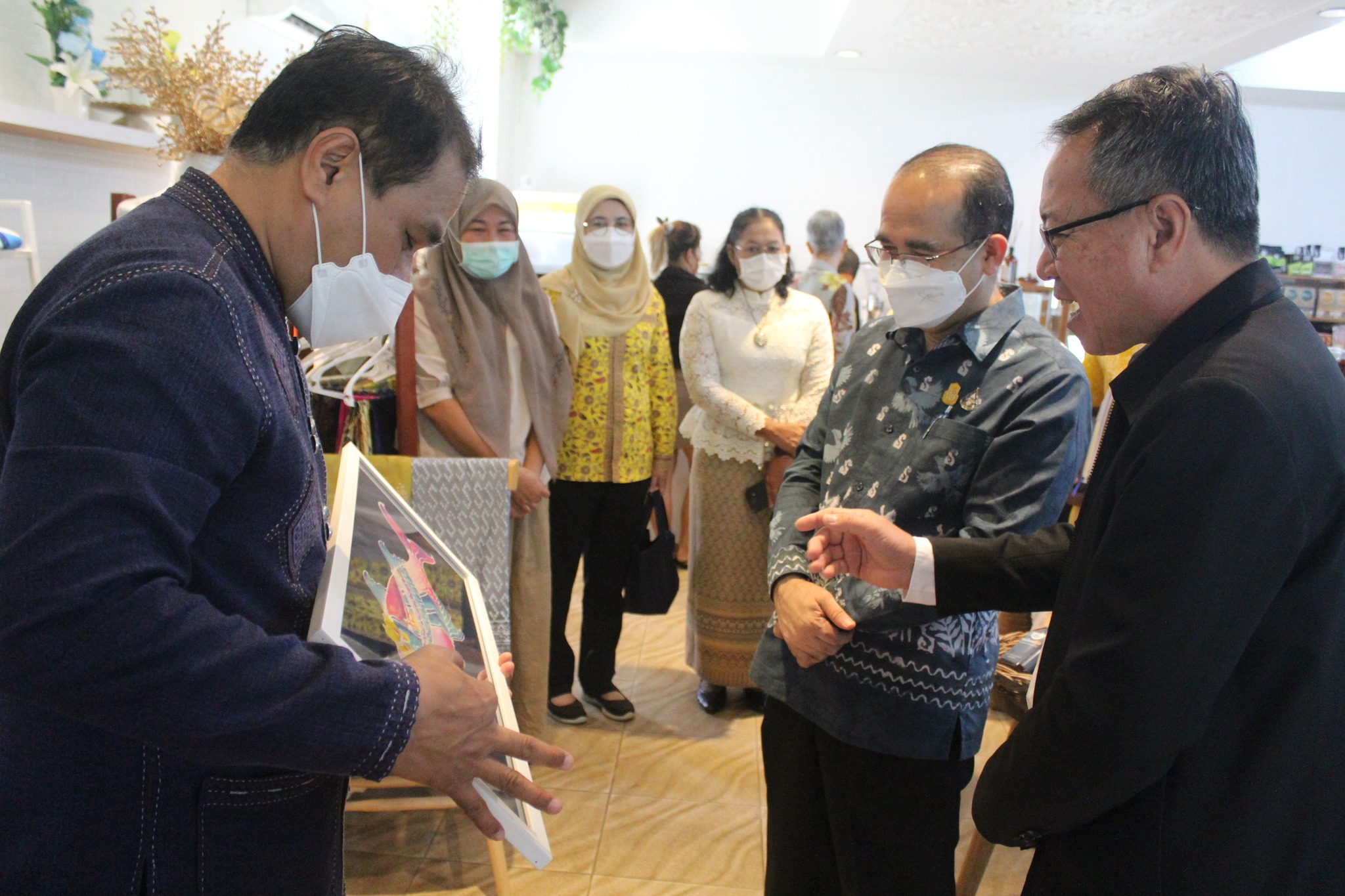 อธิบดีกรมการพัฒนาชุมชนฯ ชื่นชมการขับเคลื่อนภารกิจพัฒนาชุมชนจังหวัดปัตตานี ผสานอัตลักษณ์ 3 วัฒนธรรม สืบสานต่อยอดภูมิปัญญาท้องถิ่น ชูจุดเด่นสร้างมูลค่าจากต้นทุนในชุมชน