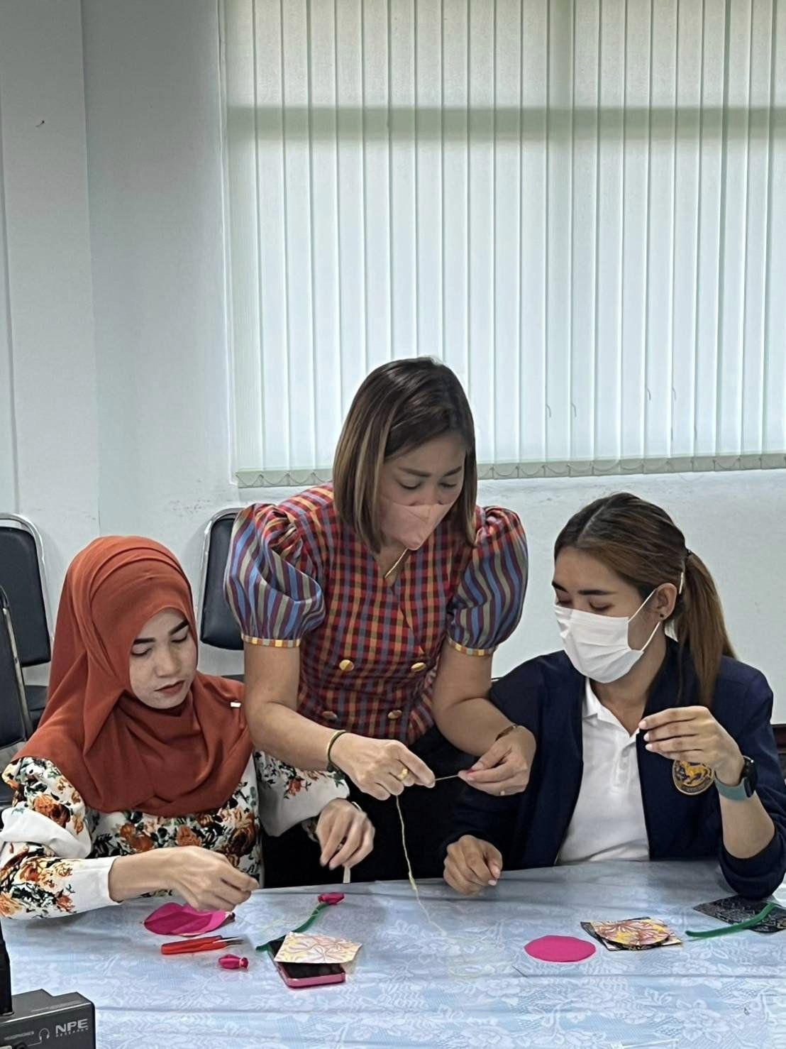 รับมอบ “ผีเสื้อผ้าไทย” จาก 12 อำเภอ ร่วมใช้จัดกิจกรรม “สอยดาว” ในงานกาชาด 2565 ของสมาคมแม่บ้านมหาดไทย