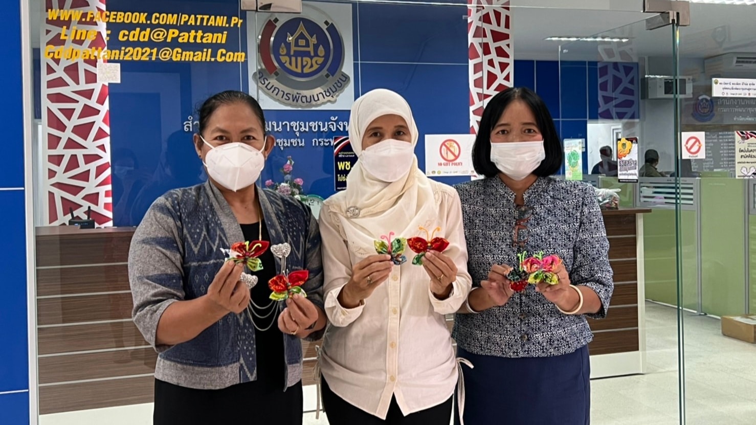 รับมอบ “ผีเสื้อผ้าไทย” จาก 12 อำเภอ ร่วมใช้จัดกิจกรรม “สอยดาว” ในงานกาชาด 2565 ของสมาคมแม่บ้านมหาดไทย