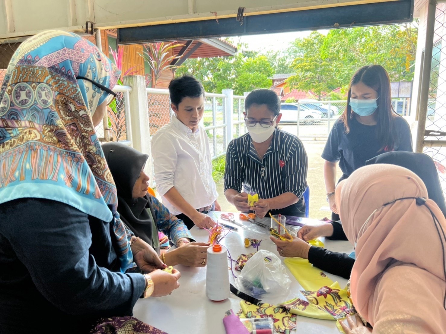 รับมอบ “ผีเสื้อผ้าไทย” จาก 12 อำเภอ ร่วมใช้จัดกิจกรรม “สอยดาว” ในงานกาชาด 2565 ของสมาคมแม่บ้านมหาดไทย