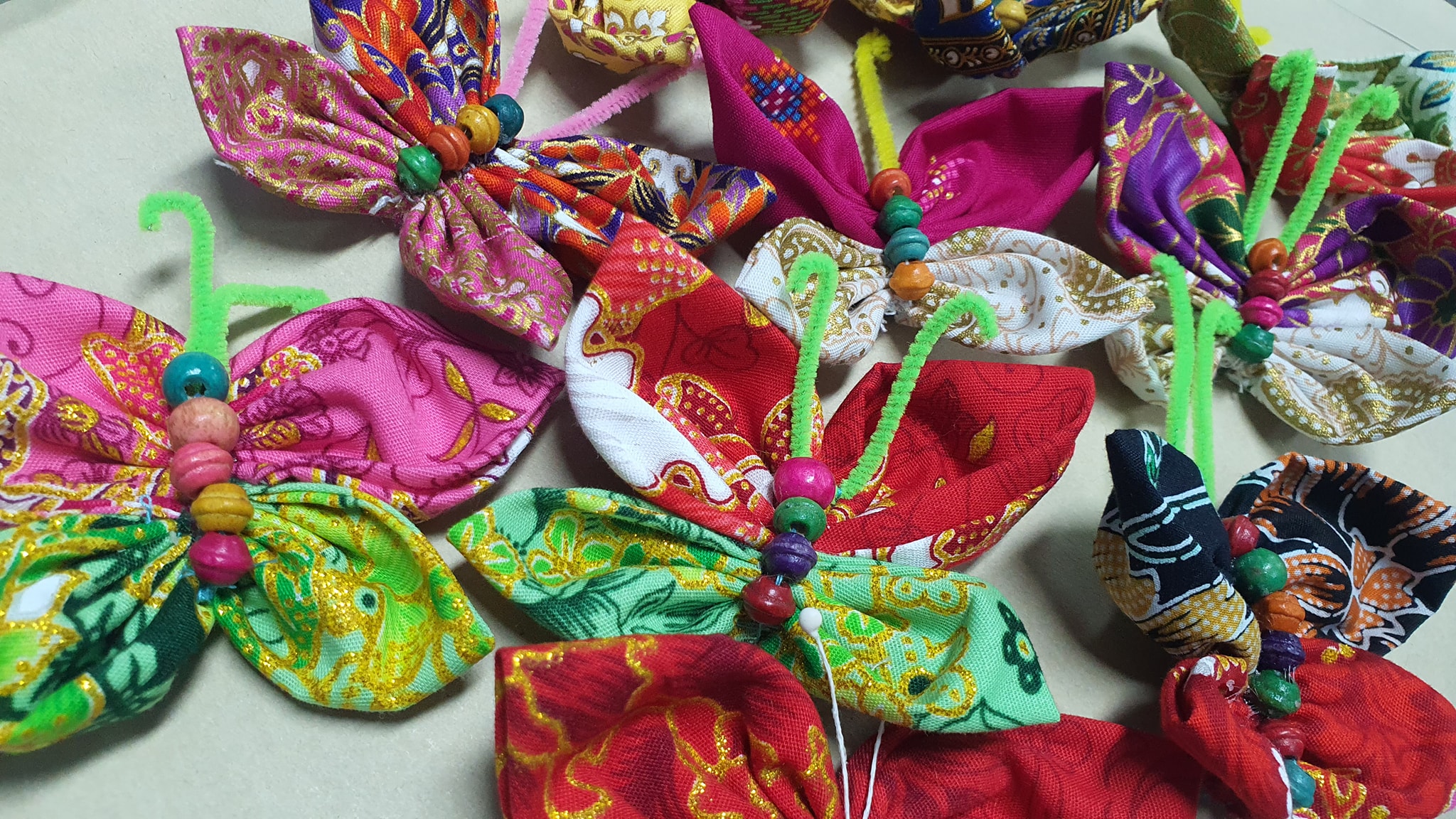 รับมอบ “ผีเสื้อผ้าไทย” จาก 12 อำเภอ ร่วมใช้จัดกิจกรรม “สอยดาว” ในงานกาชาด 2565 ของสมาคมแม่บ้านมหาดไทย