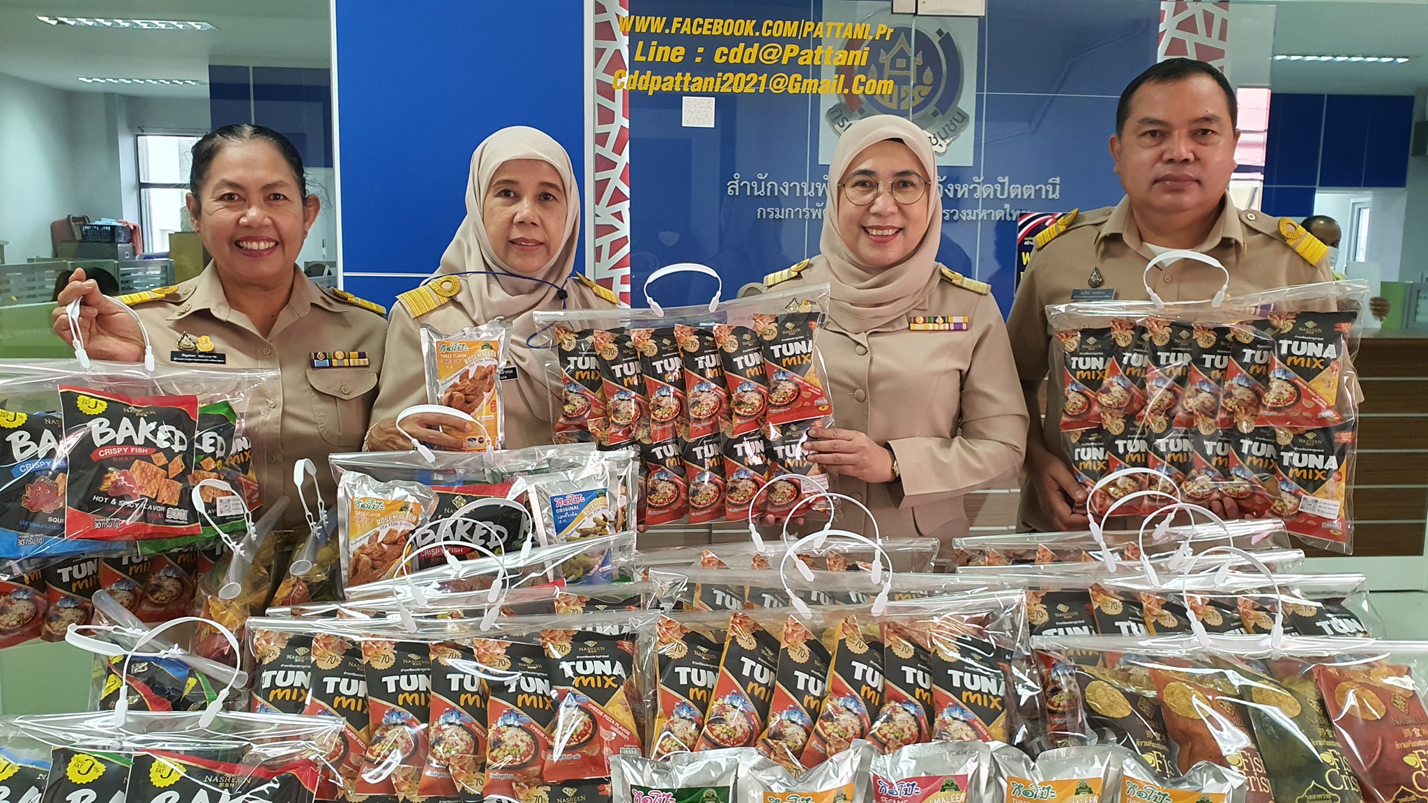 รับมอบผลิตภัณฑ์ชุมชนเด่น “OTOP ปัตตานี” ร่วมใช้จัดกิจกรรม “สอยดาว” ในงานกาชาด 2565 ของสมาคมแม่บ้านมหาดไทย
