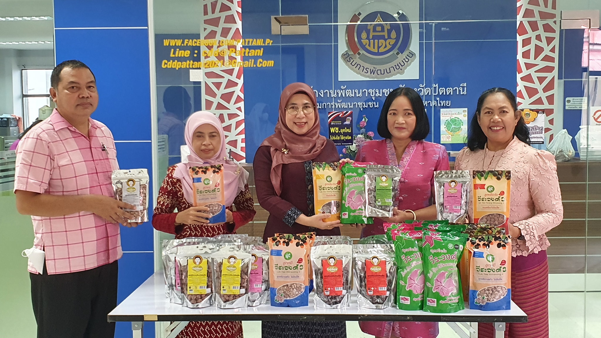 หลากหลายผลิตภัณฑ์ชุมชนเด่น “OTOP ปัตตานี” ร่วมใช้เป็นของขวัญและของรางวัลในงานกาชาดประจำปี 2565