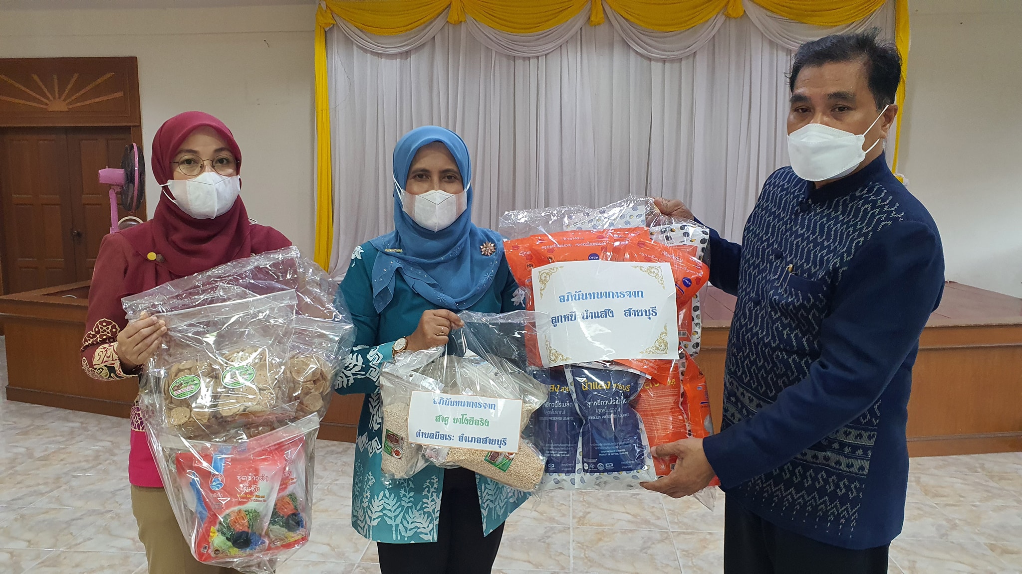 หลากหลายผลิตภัณฑ์ชุมชนเด่น “OTOP ปัตตานี” ร่วมใช้เป็นของขวัญและของรางวัลในงานกาชาดประจำปี 2565